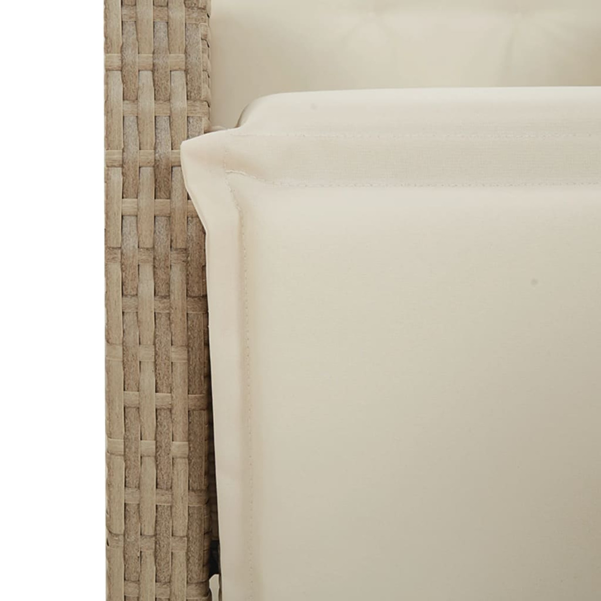 Primo piano di un bracciolo di sedia beige intrecciato con un cuscino color crema.