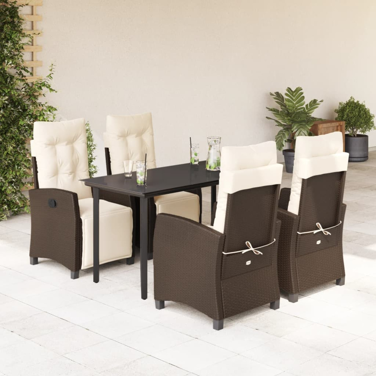 Essgruppe im Freien mit Tisch, Stühlen und Getränken auf Terrasse.