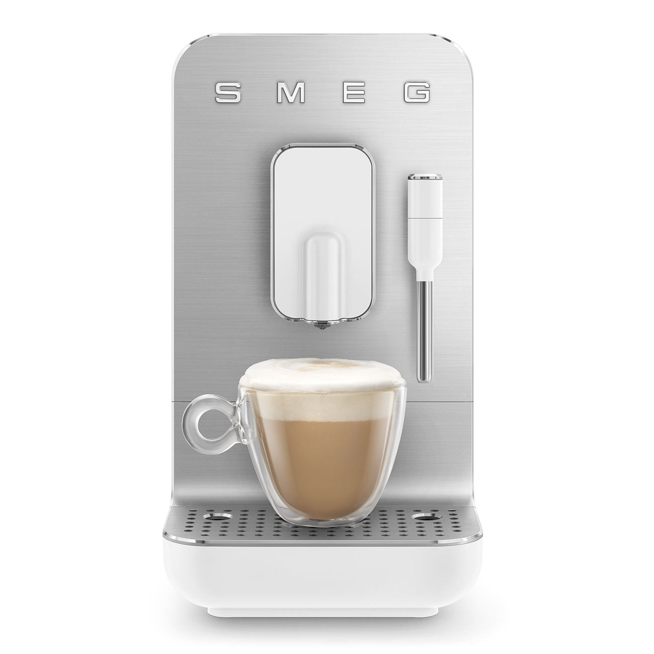 Una cafetera SMEG plateada y blanca con una taza de vidrio llena de café.