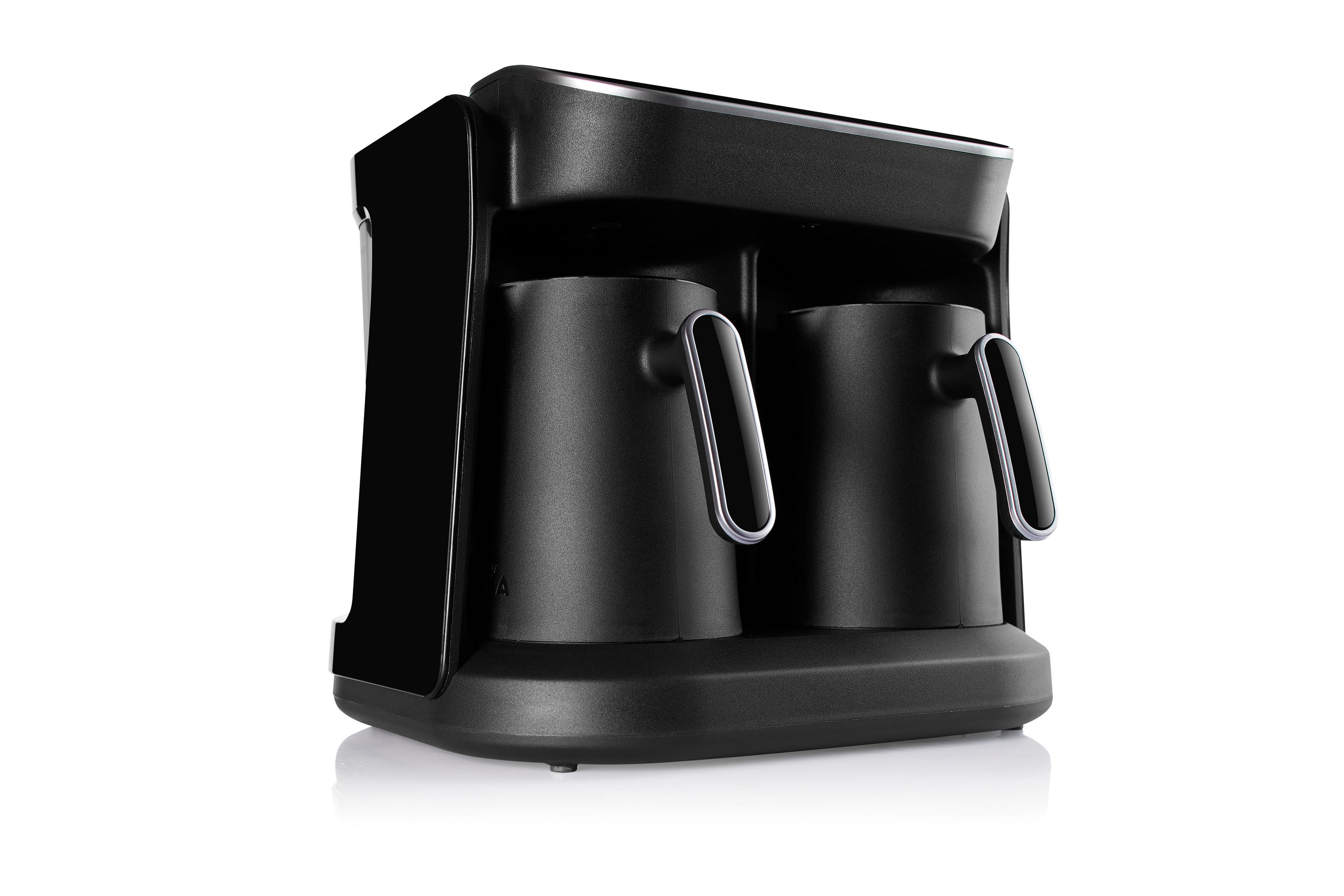 Eine schwarze Kaffeemaschine mit zwei Tassen auf weißem Hintergrund.