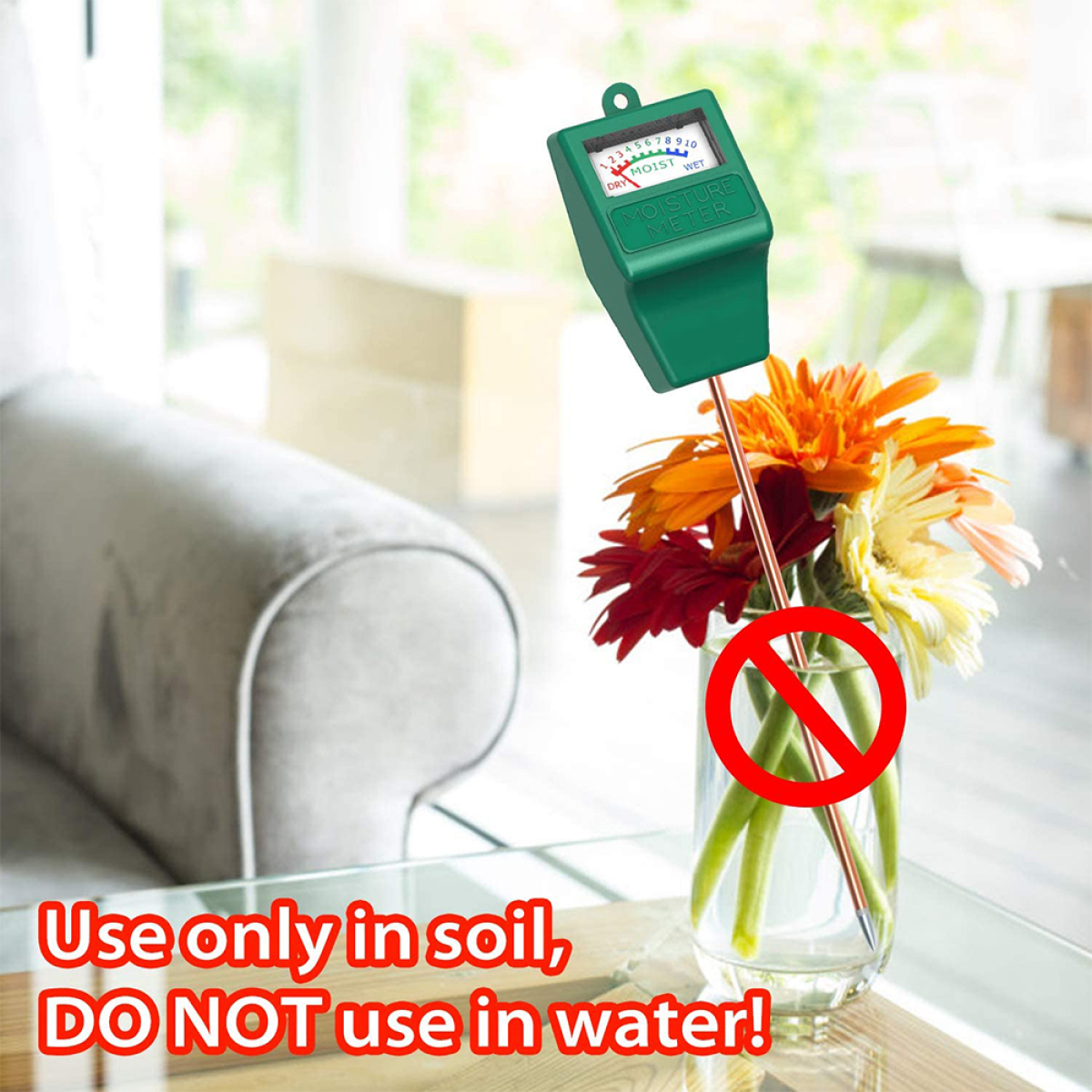 Grünes Feuchtigkeitsmessgerät in einer Vase mit Blumen; Text warnt vor Wasser.