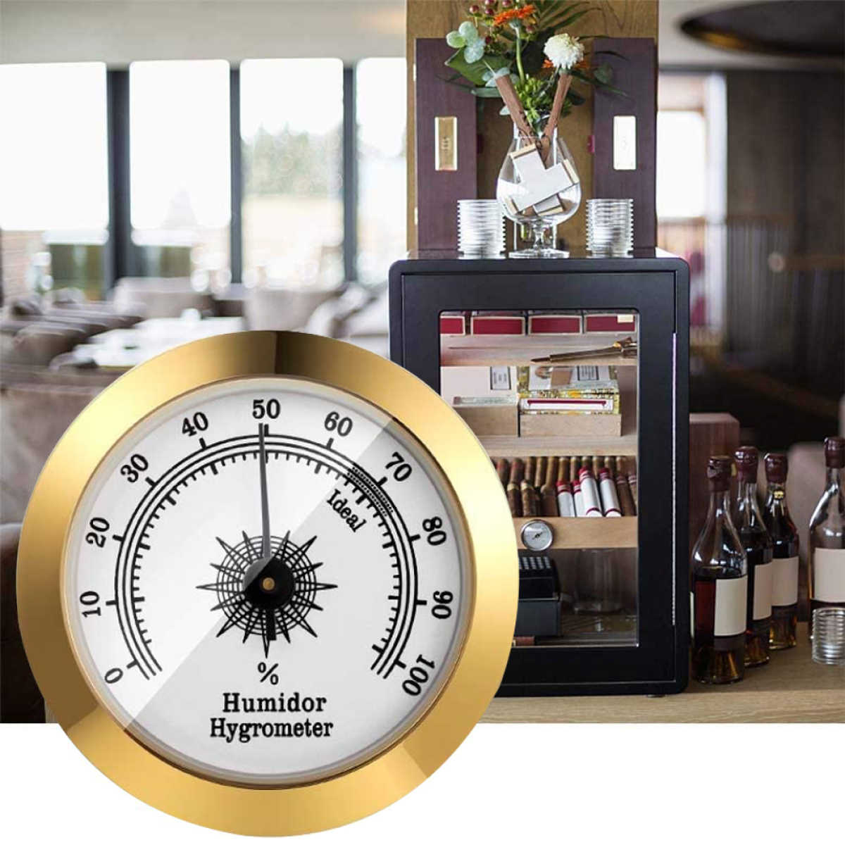 Humidor-Hygrometer mit Goldrahmen, Vordergrund. Hintergrund: Zigarren, Flaschen, Gläser.