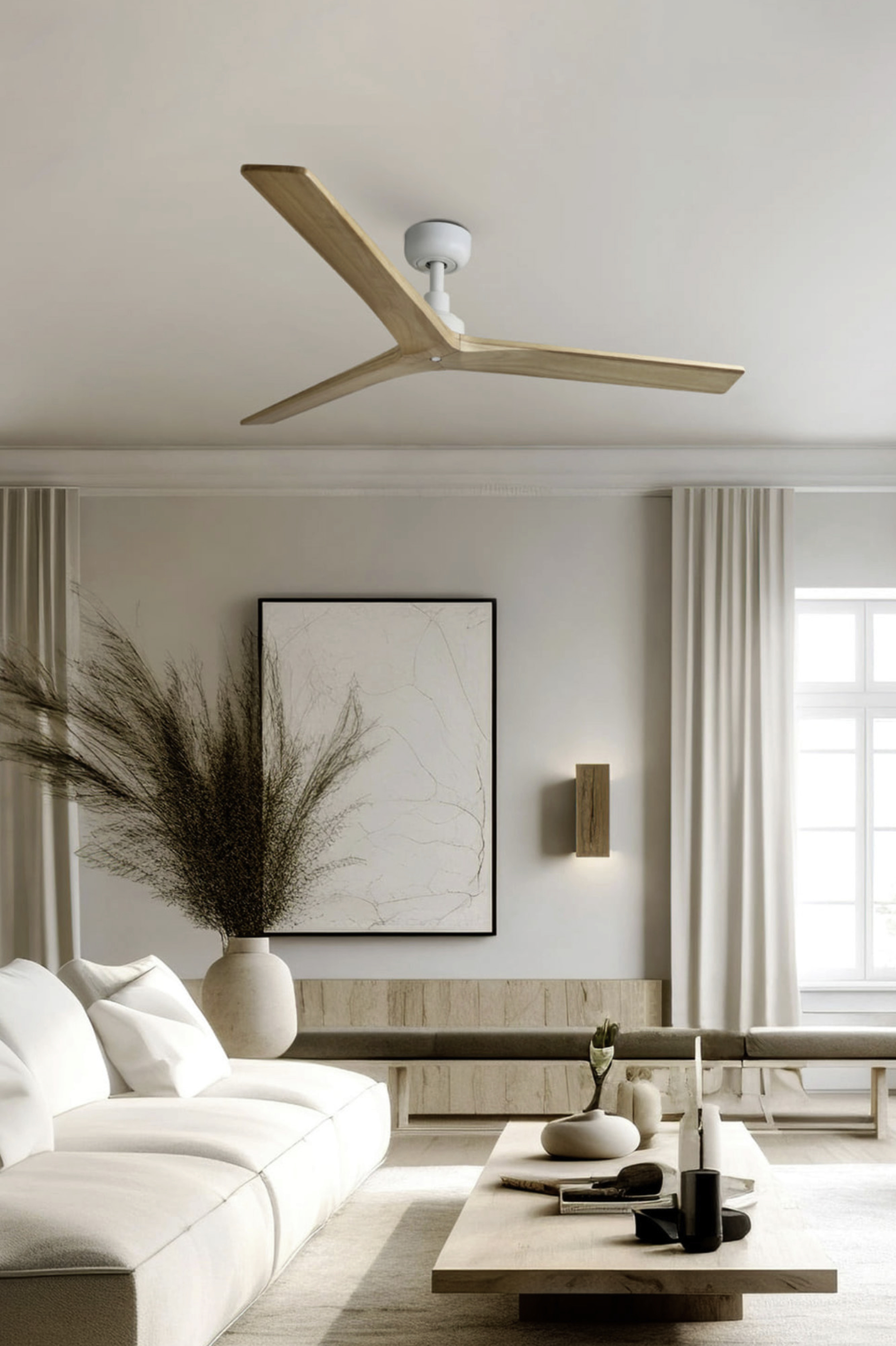 Ein modernes Wohnzimmer mit einem hölzernen Ventilator. Es gibt ein Sofa, eine Vase und ein Gemälde.