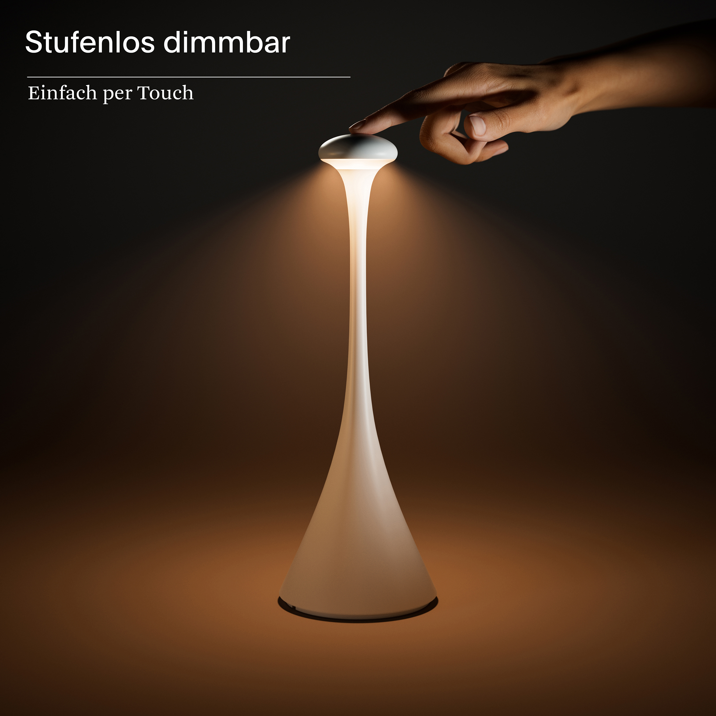 Eine moderne weiße Lampe mit berührungsempfindlicher Oberseite leuchtet, mit einem Finger, der sie berührt.