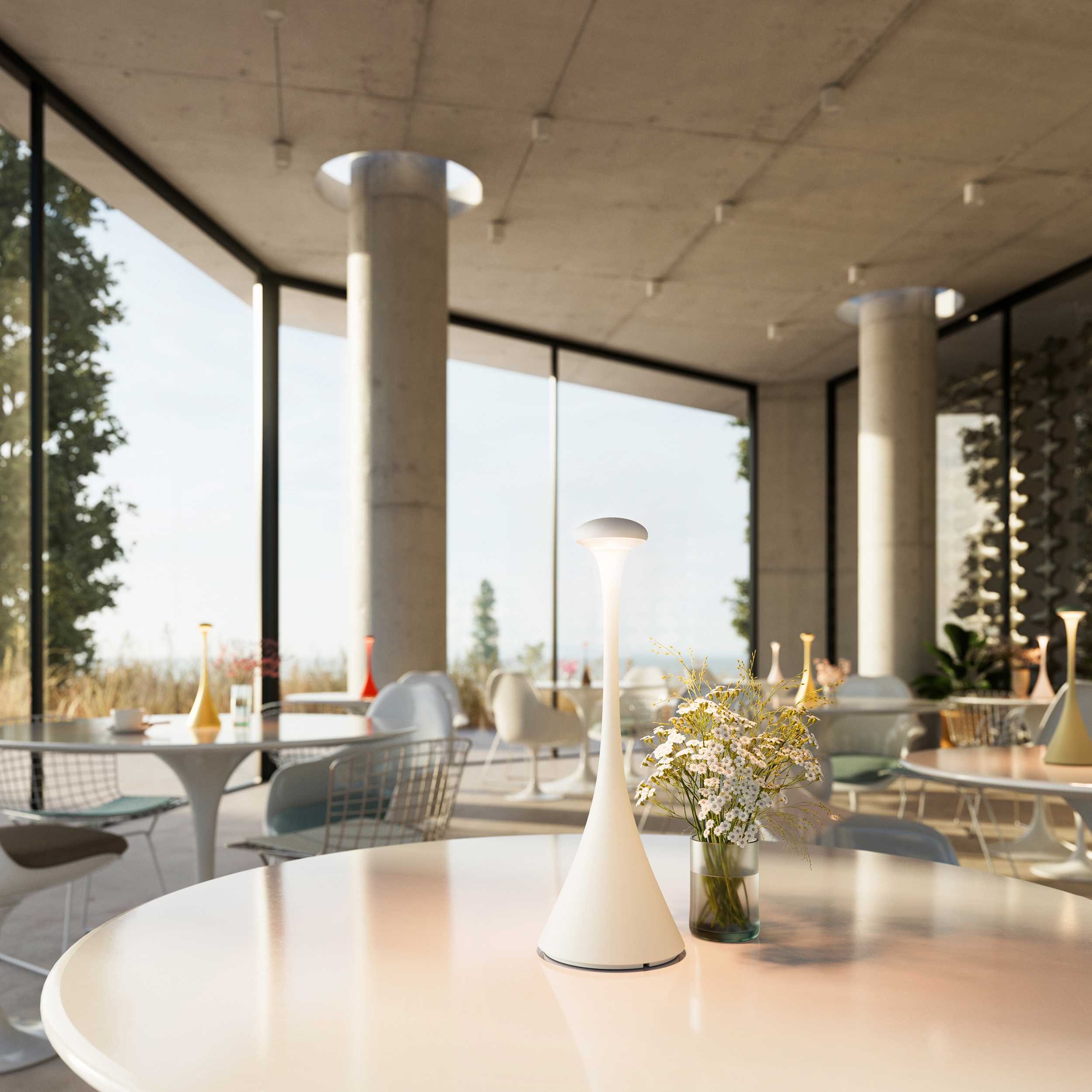 Modernes Interieur mit weißer Lampe auf einem Tisch und Blick nach draußen.