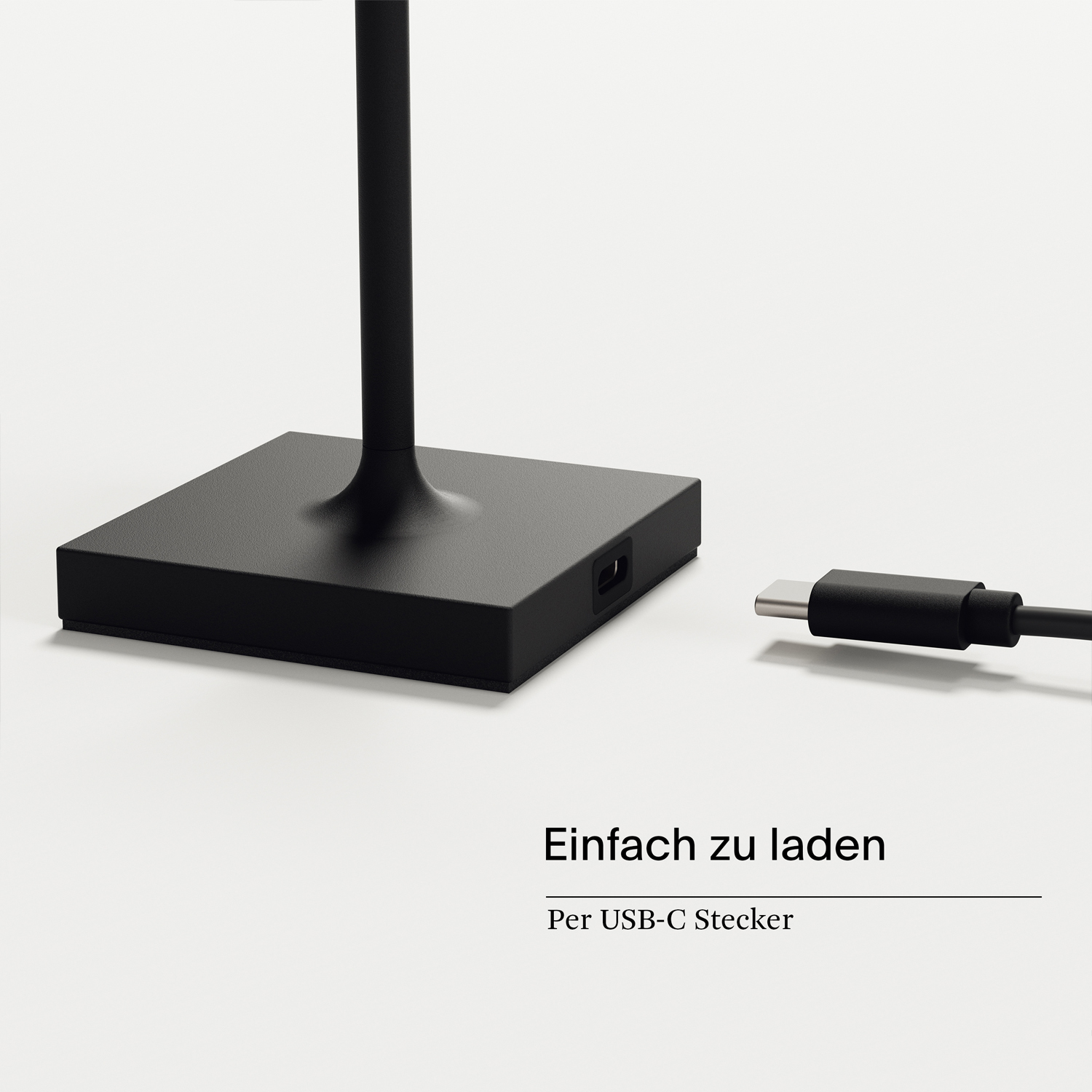 Schwarzer Lampensockel mit Ladeanschluss. Ein USB-C-Kabel ist angeschlossen.