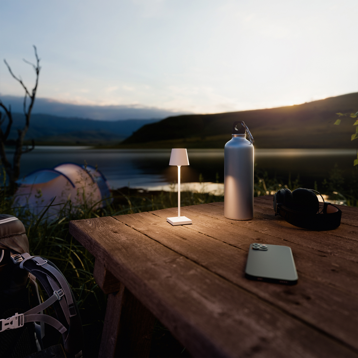 Eine Lampe auf einem Holztisch in natürlicher Umgebung mit Wasserflasche, Kopfhörern und Telefon.