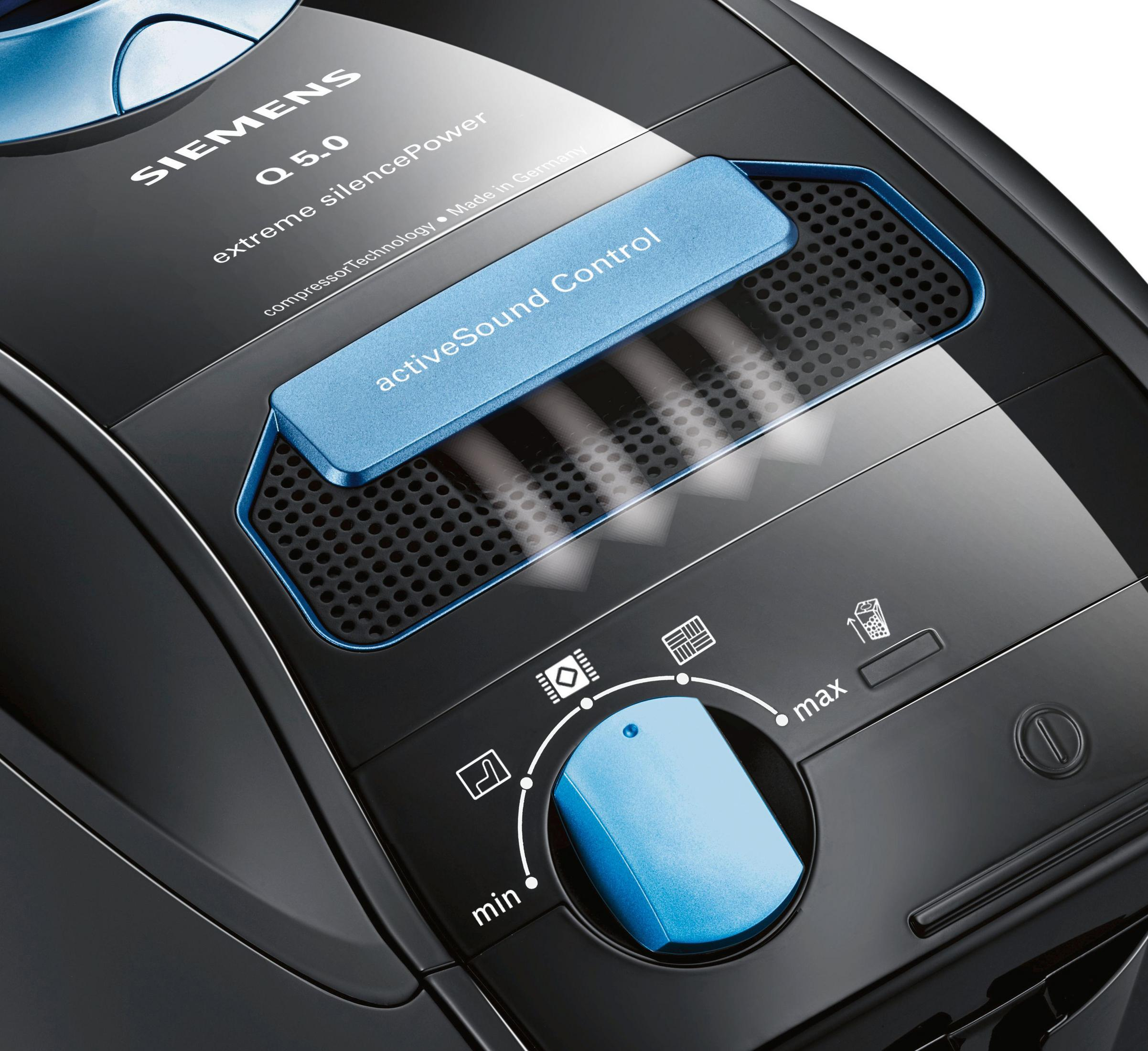 Czarny i niebieski odkurzacz z panelem sterowania i logo. Posiada niebieski panel sterowania.