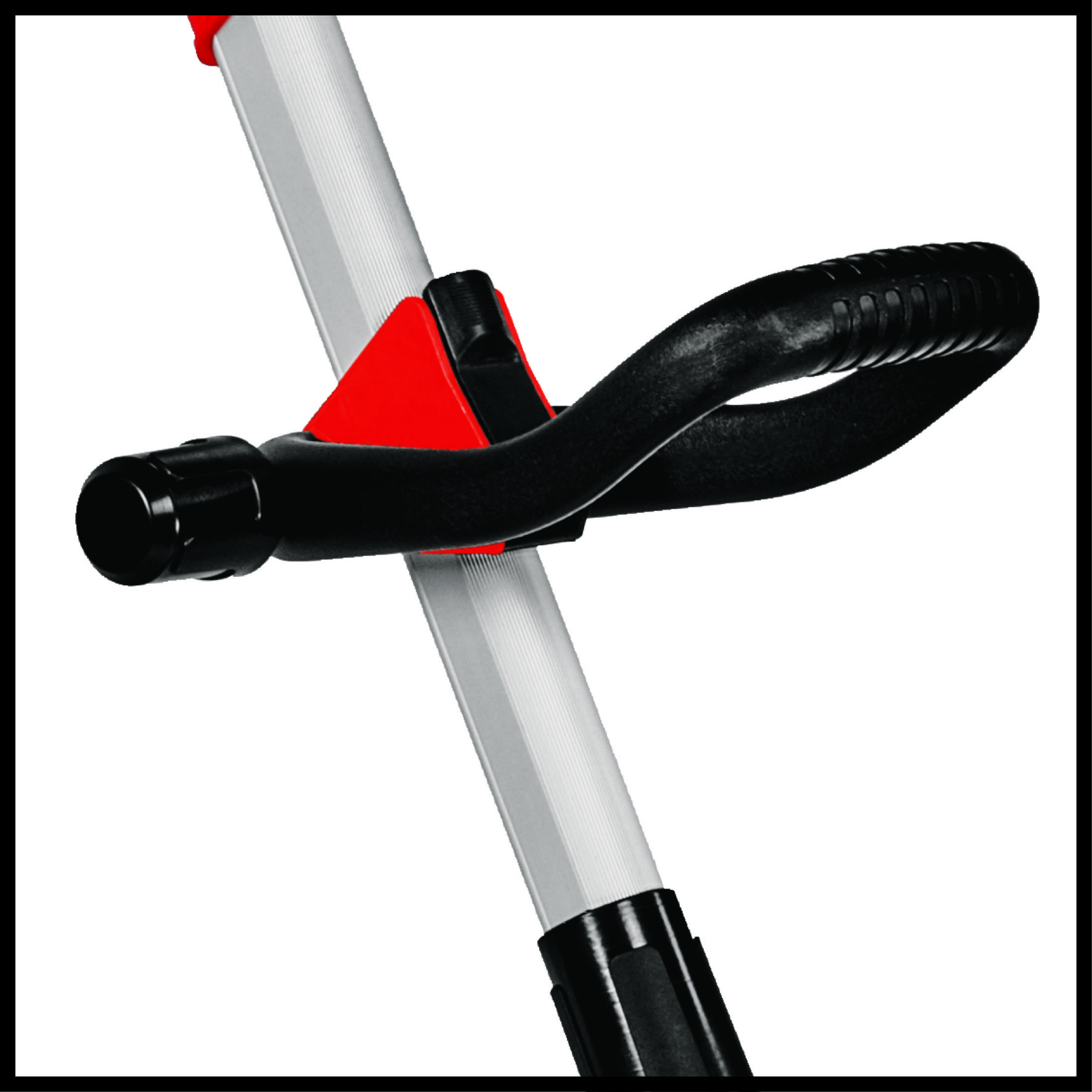 Primer plano de un mango negro y rojo sobre un poste blanco. El mango tiene un diseño ergonómico.
