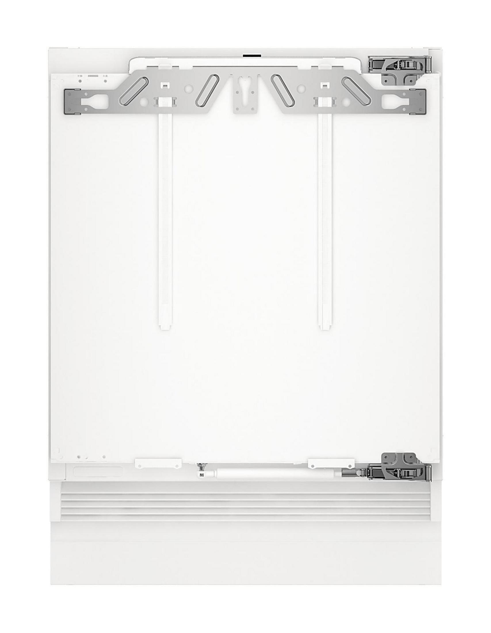 Een witte vaatwasserdeur met handgrepen en een bovenpaneel, geïsoleerd tegen een witte achtergrond.