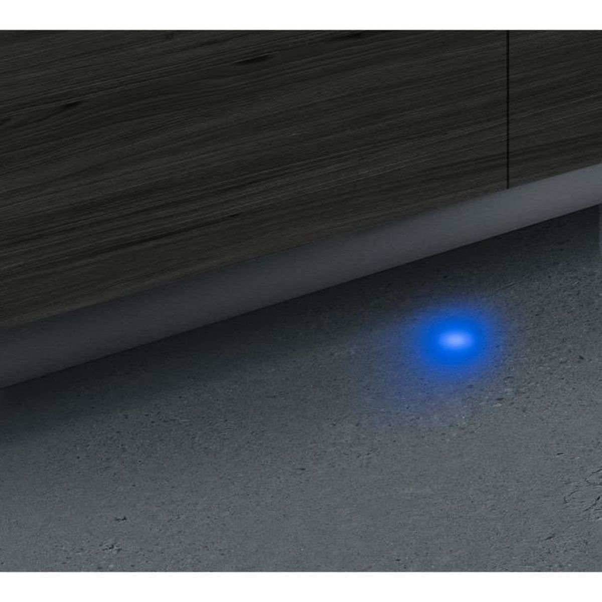 Lumière bleue brillant sur un sol en béton, près d'un lambris en bois.