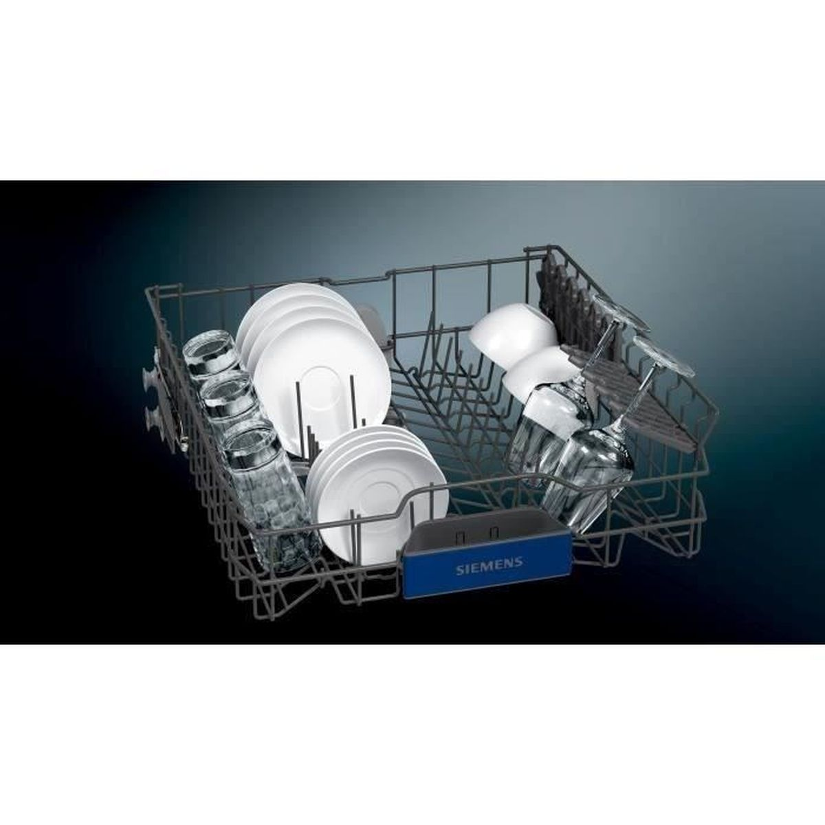 Un panier de lave-vaisselle rempli d'assiettes, de verres et d'argenterie. Le logo Siemens est visible.