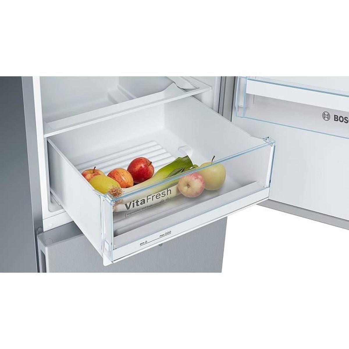 Kühlschrank Schublade mit Äpfeln, Lauch und Zitronen.