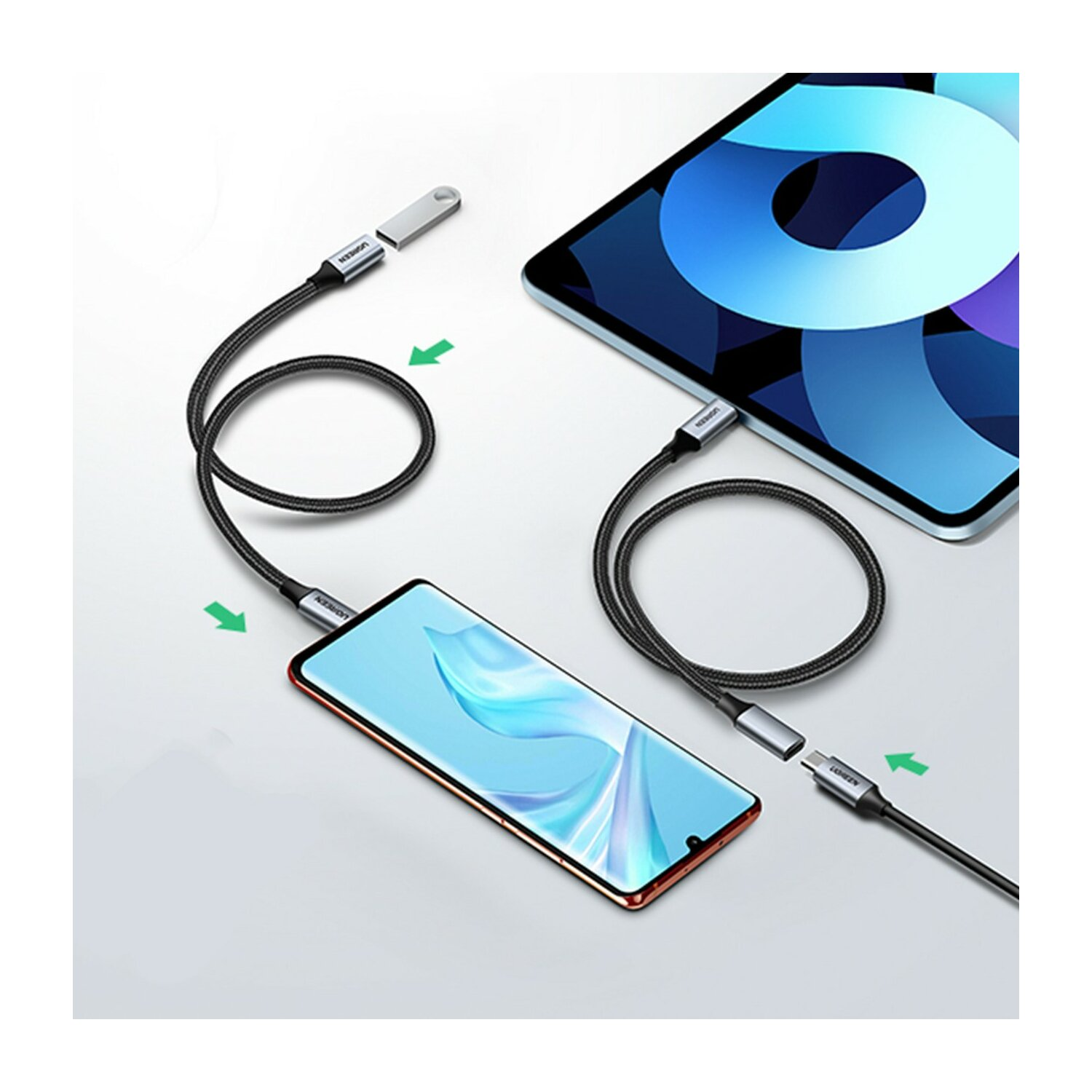 Due dispositivi collegati tramite cavi USB. Un telefono e un tablet, con marchio UGREEN.