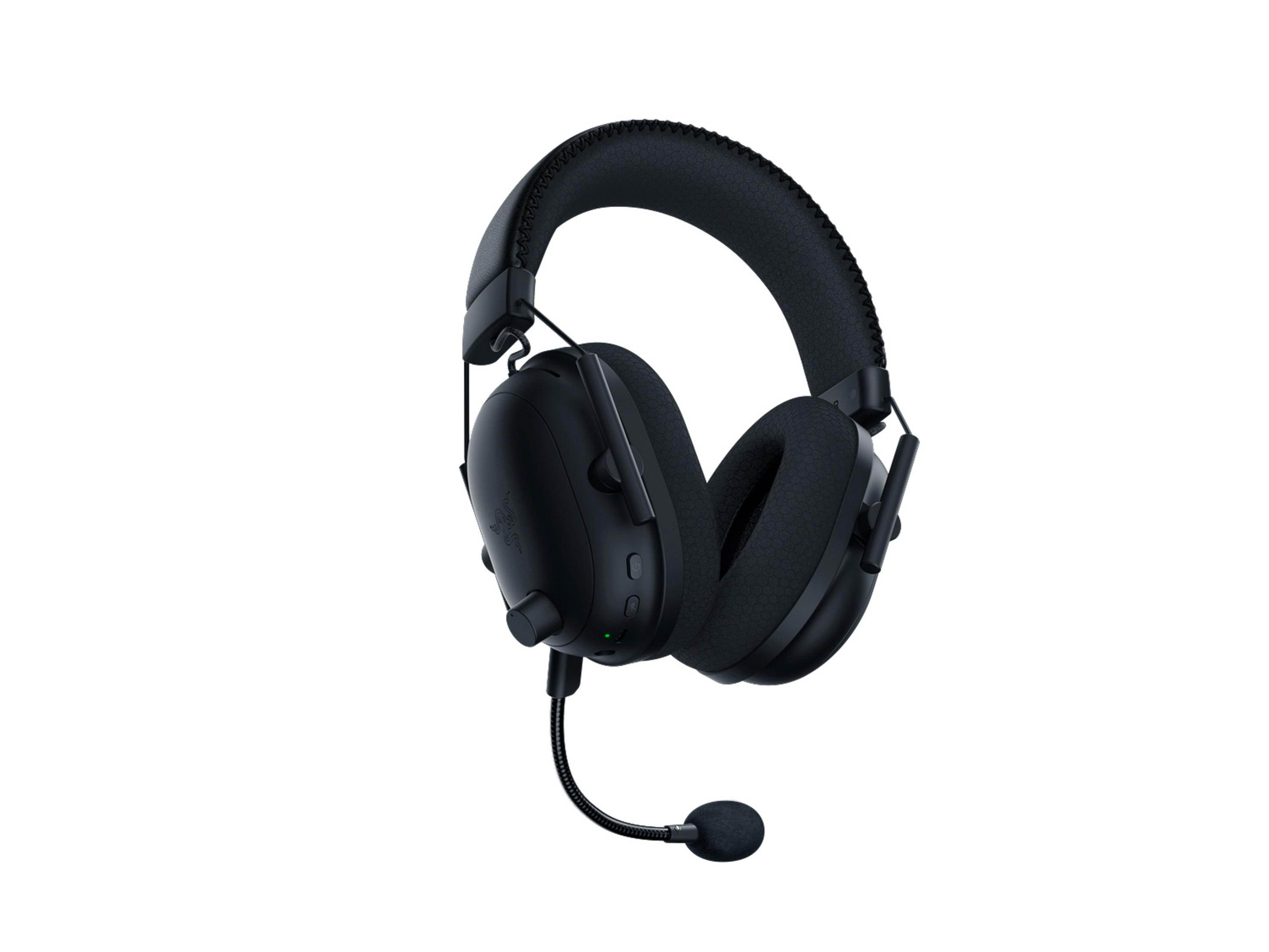 Auriculares para juegos Razer negros con micrófono flexible, aislados sobre blanco.