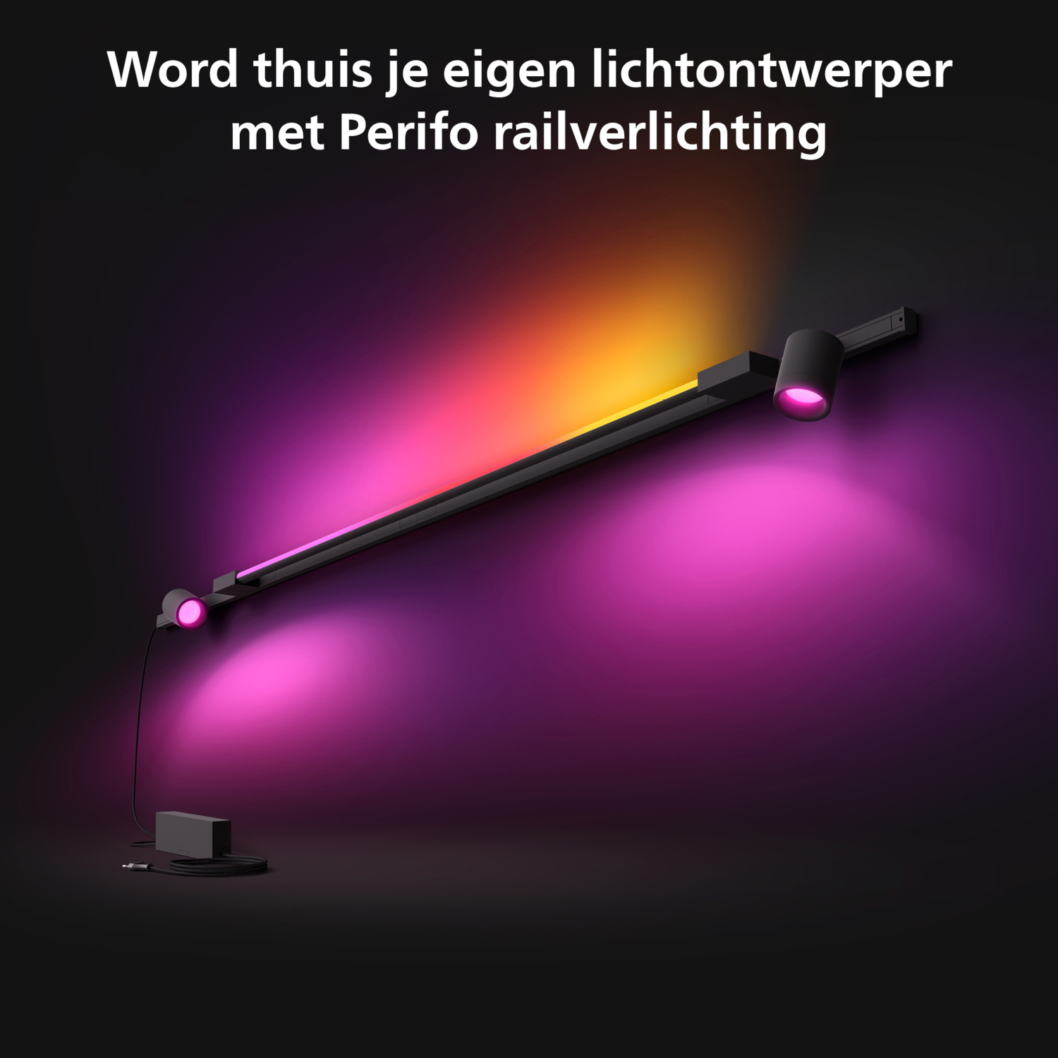Eine schwarze Lichtleiste mit Strahlern beleuchtet eine Wand mit lila, rosa und gelbem Licht.