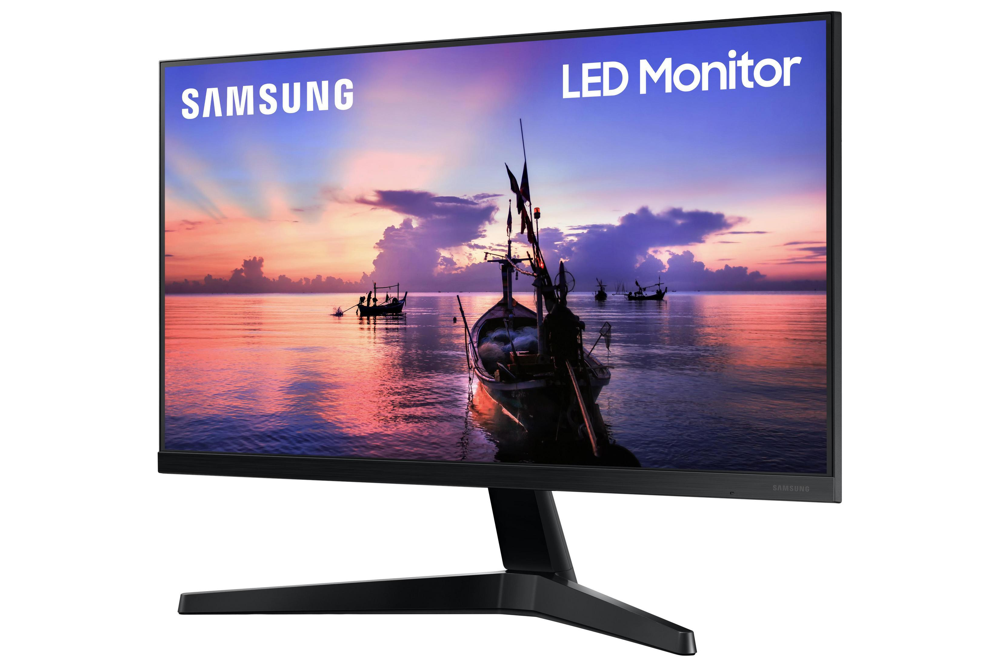 Un monitor LED Samsung che mostra un tramonto panoramico e una barca sull'acqua.