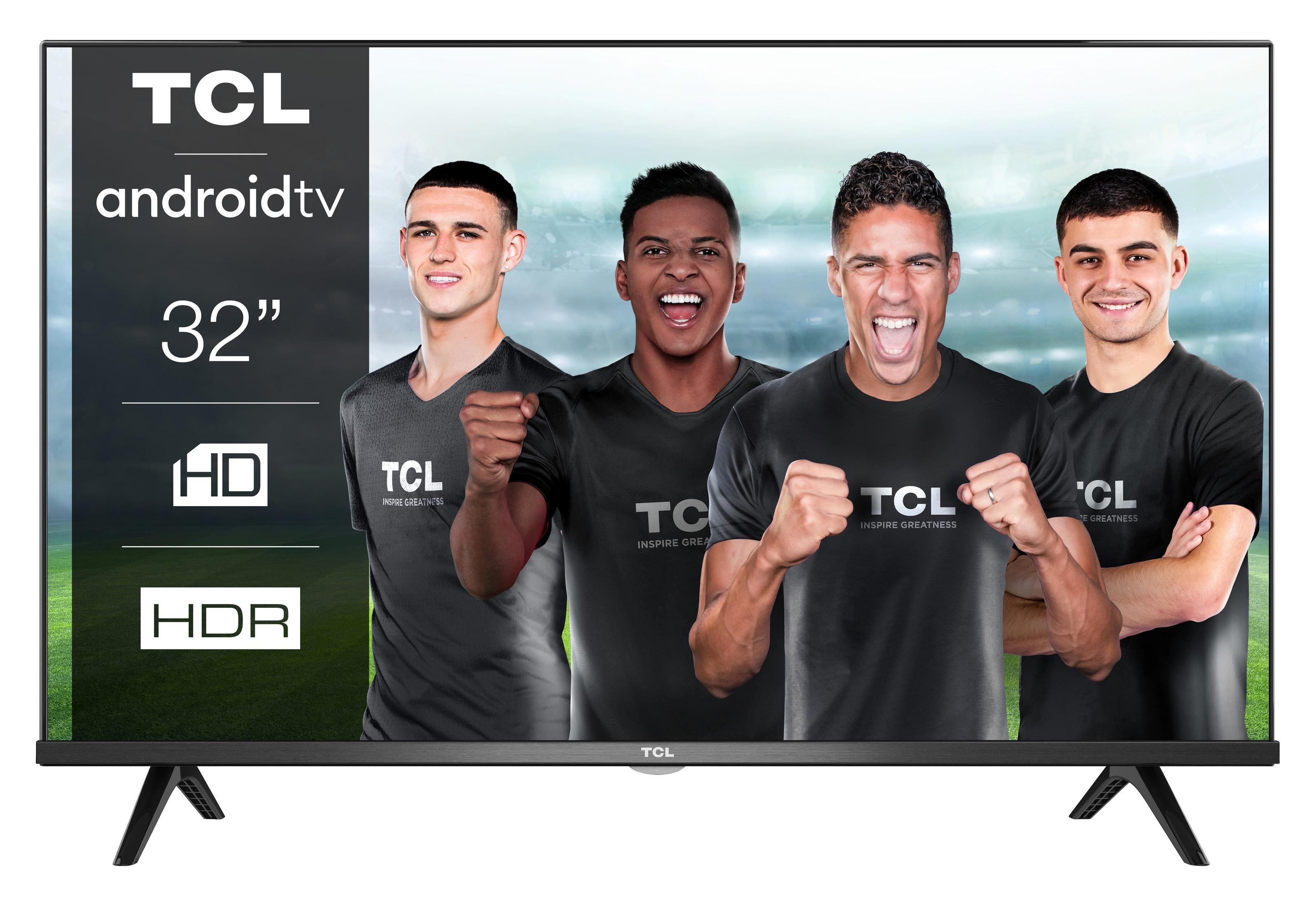 Un televisor TCL Android de 32" con cuatro jugadores de fútbol celebrando. Fondo blanco.