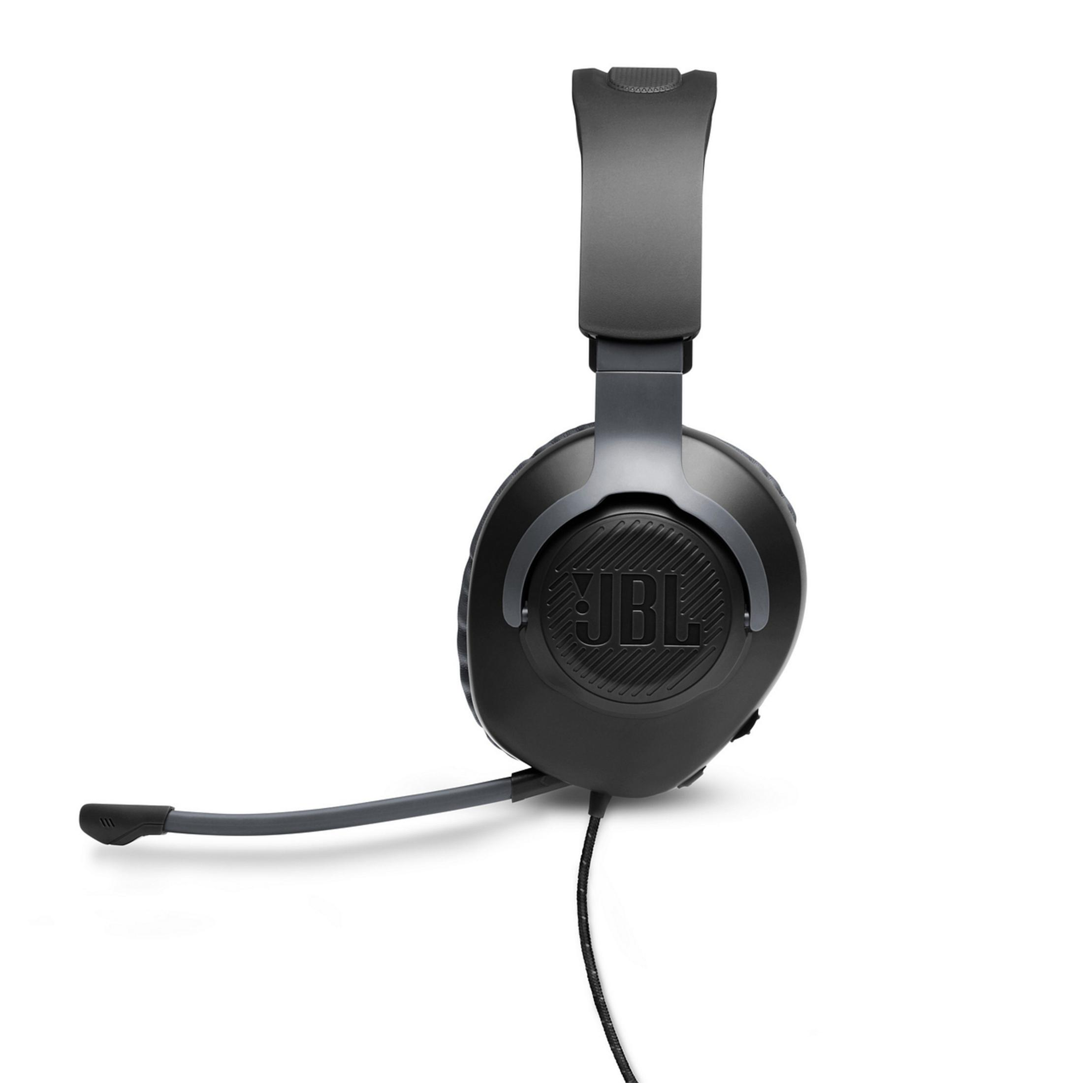 Un auricular de juego JBL negro con micrófono se muestra sobre un fondo blanco.