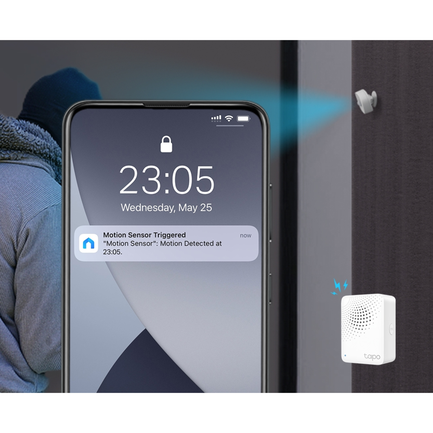 Ein Telefon zeigt eine Bewegungsmelder-Benachrichtigung an. Eine Person im Hintergrund ist teilweise sichtbar.