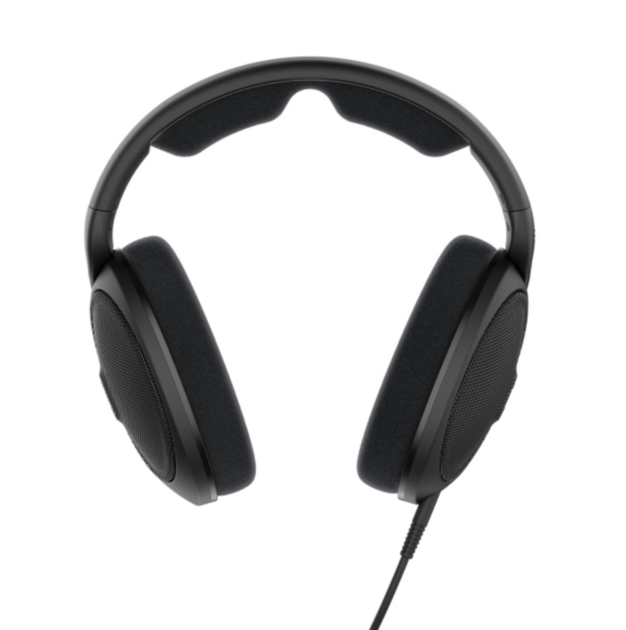 Auriculares negros con auriculares. Un cable está conectado. Sobre fondo blanco.