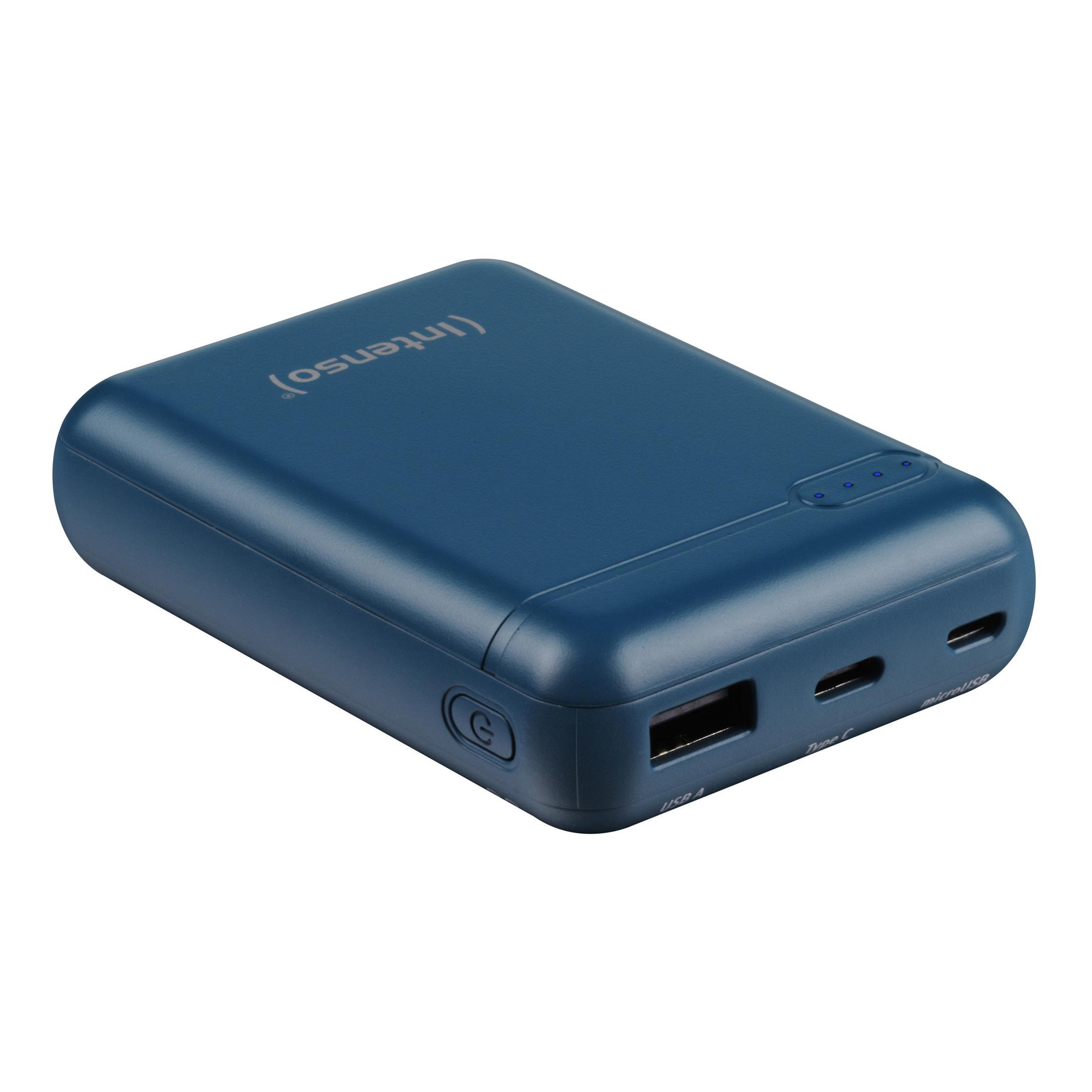 Batería externa azul. Tiene botón de encendido, puertos USB, Tipo-C y Micro-USB. Marca Intenso.