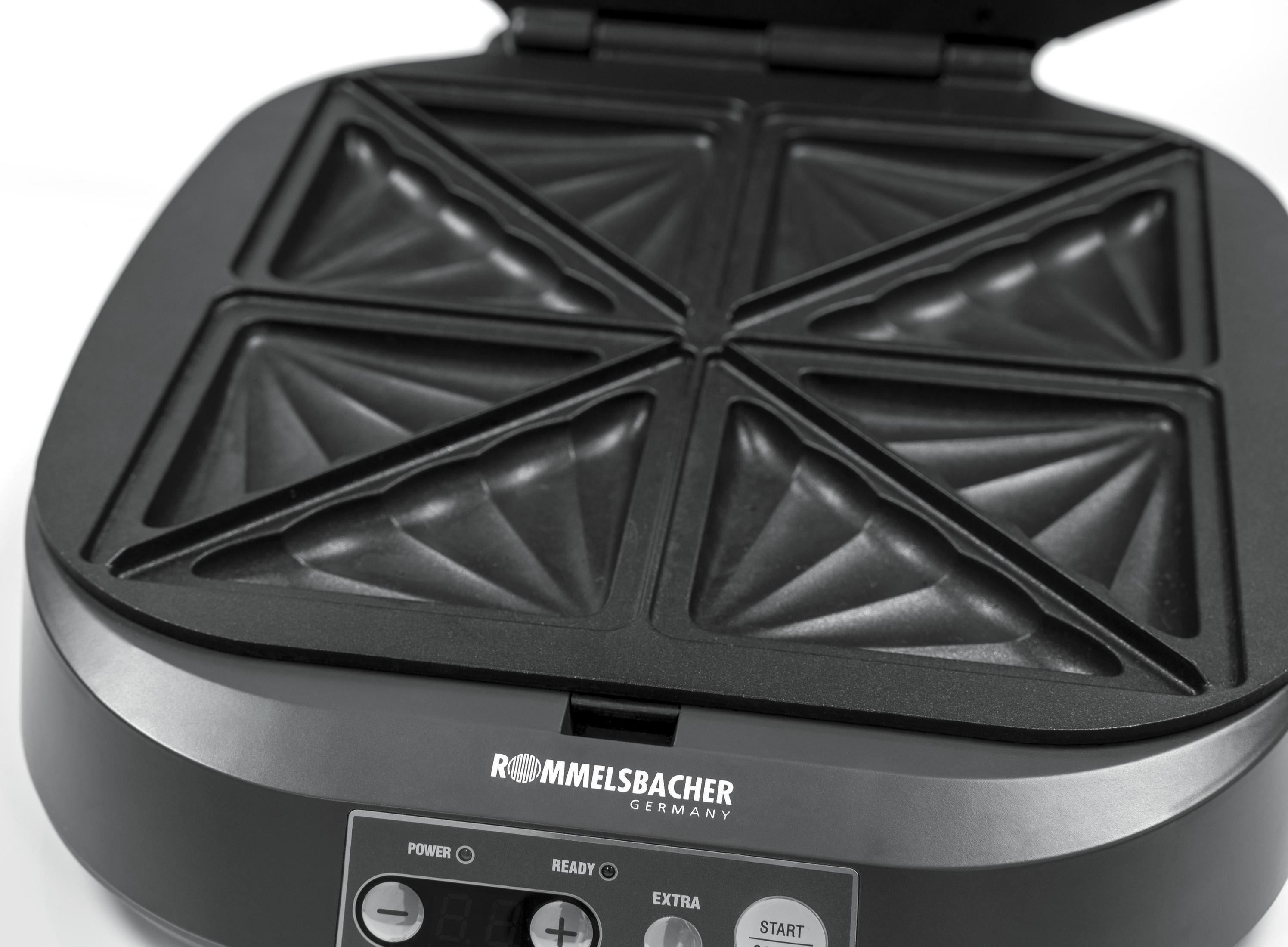 Zbliżenie czarnej gofrownicy Rommelsbacher. Jest otwarta, pokazując cztery formy do gofrów.