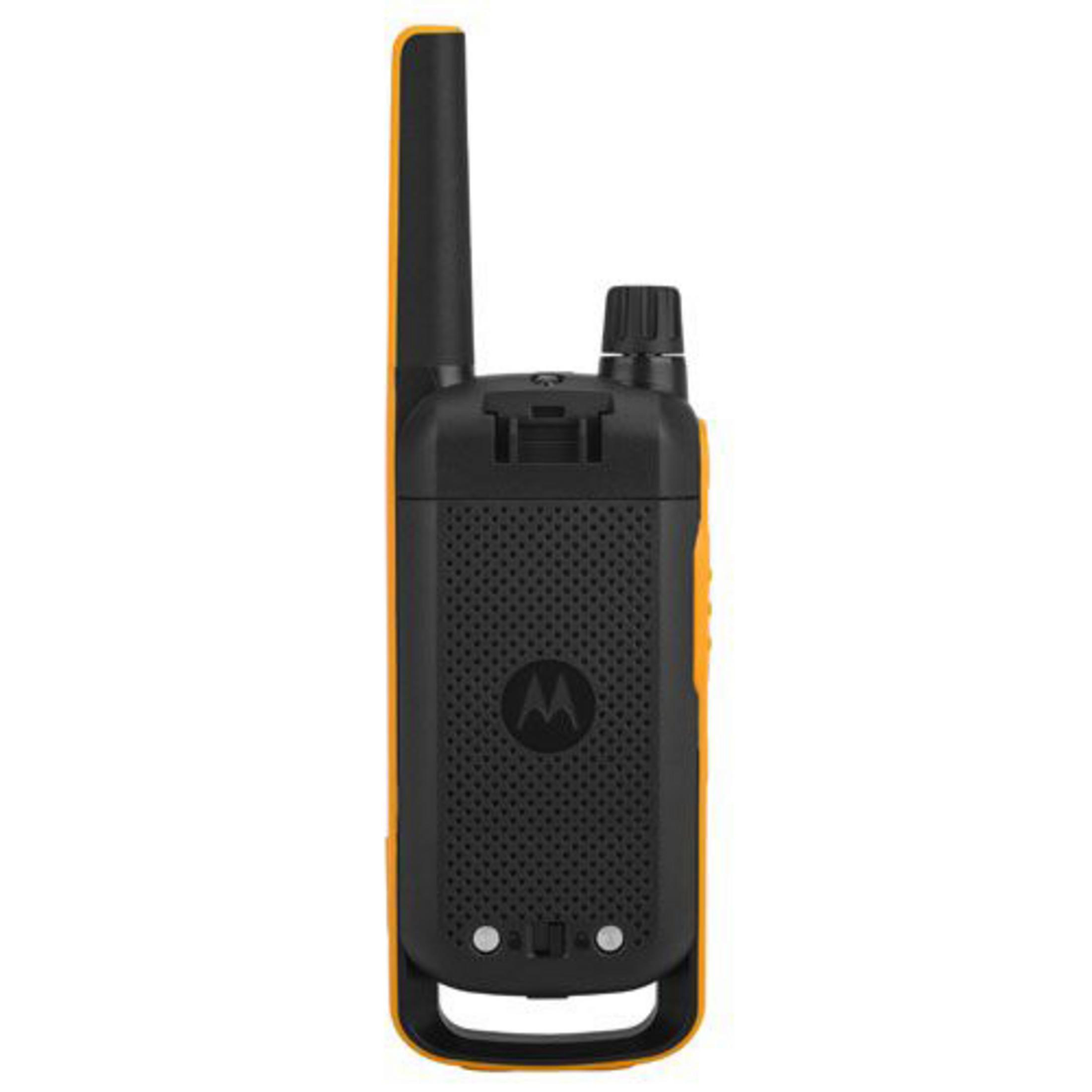Schwarzes und oranges Motorola Walkie-Talkie. Antenne ausgefahren. Schwarzer Mesh-Körper.