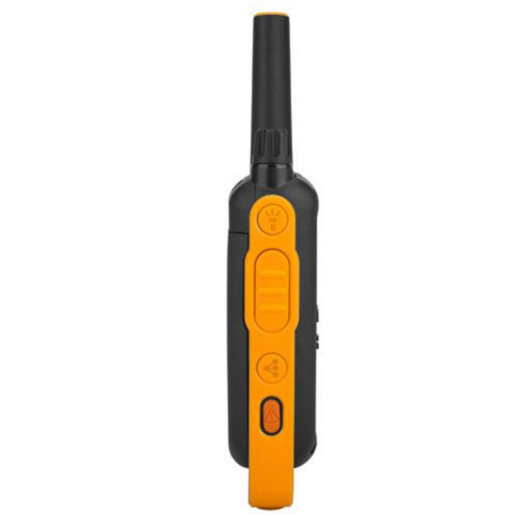 Schwarz-oranges Walkie-Talkie. Es hat Knöpfe und eine Antenne. Das Design ist ergonomisch.