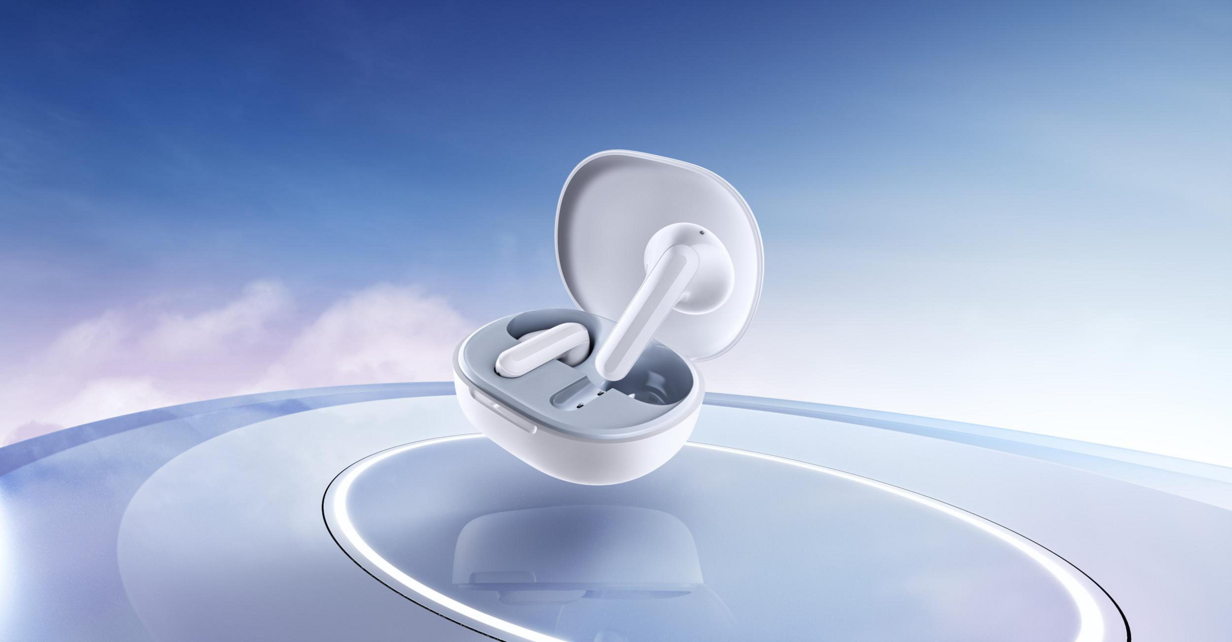 Białe słuchawki w białym etui, otwarte. Tło z nieba.