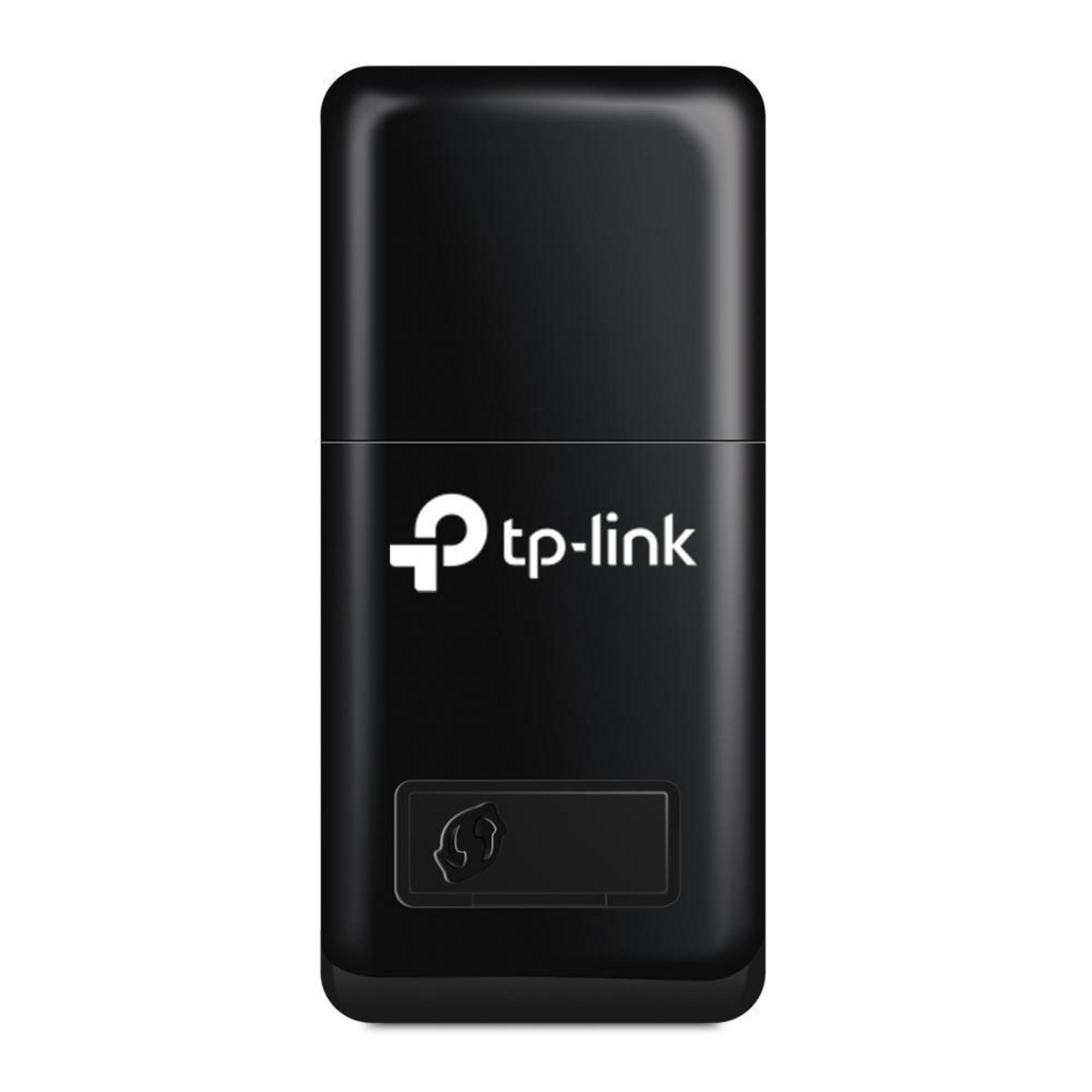Czarny adapter sieciowy USB TP-Link. Białe logo TP-Link. Białe tło.