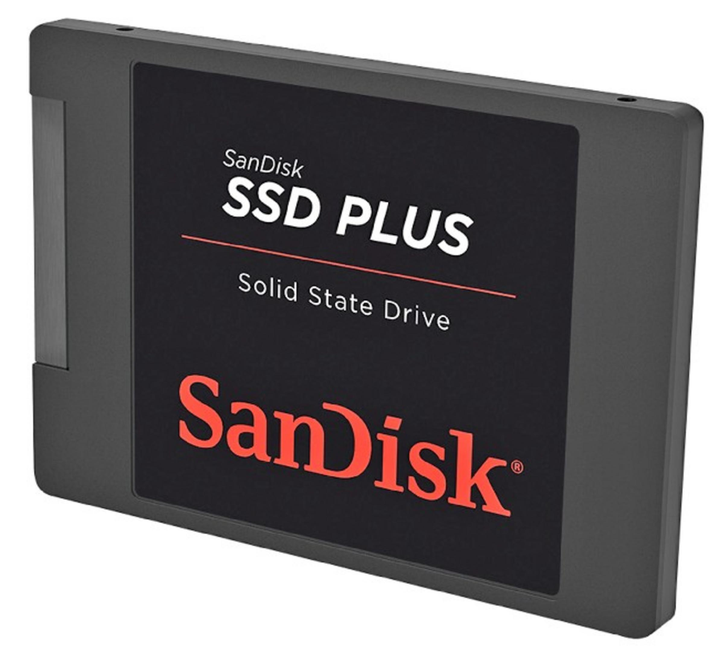 Unità Sandisk SSD Plus in un alloggiamento grigio scuro. Etichetta nera con testo bianco e rosso.