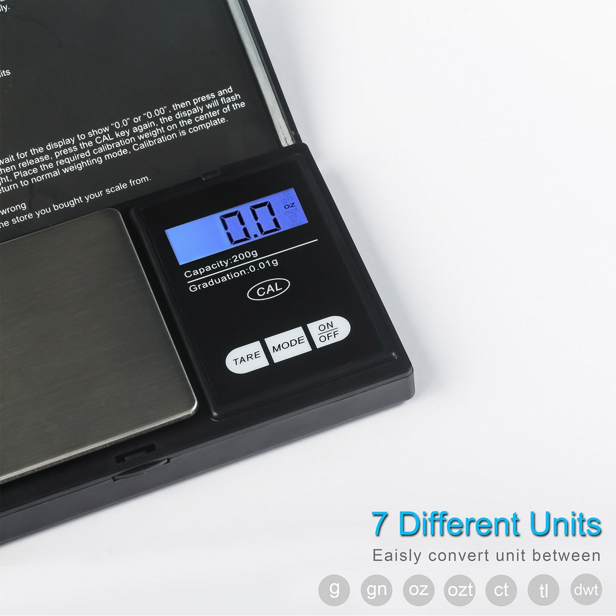 Eine Digitalwaage mit der Anzeige 0,0, mit beschrifteten Knöpfen und Messungen.