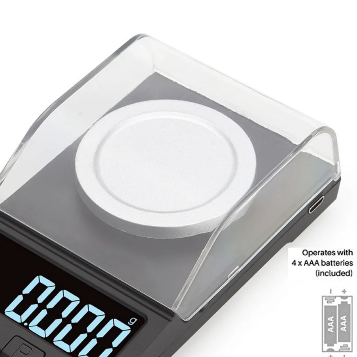 Eine Digitalwaage mit klarer Abdeckung, zeigt 0,000g. Enthält 4 AAA-Batterien.