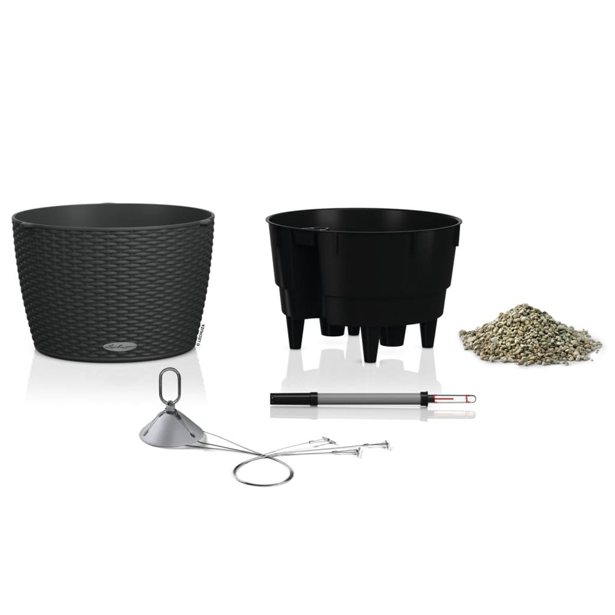 Ensemble de plantation avec pot gris foncé, pot noir et outils. Fond blanc.