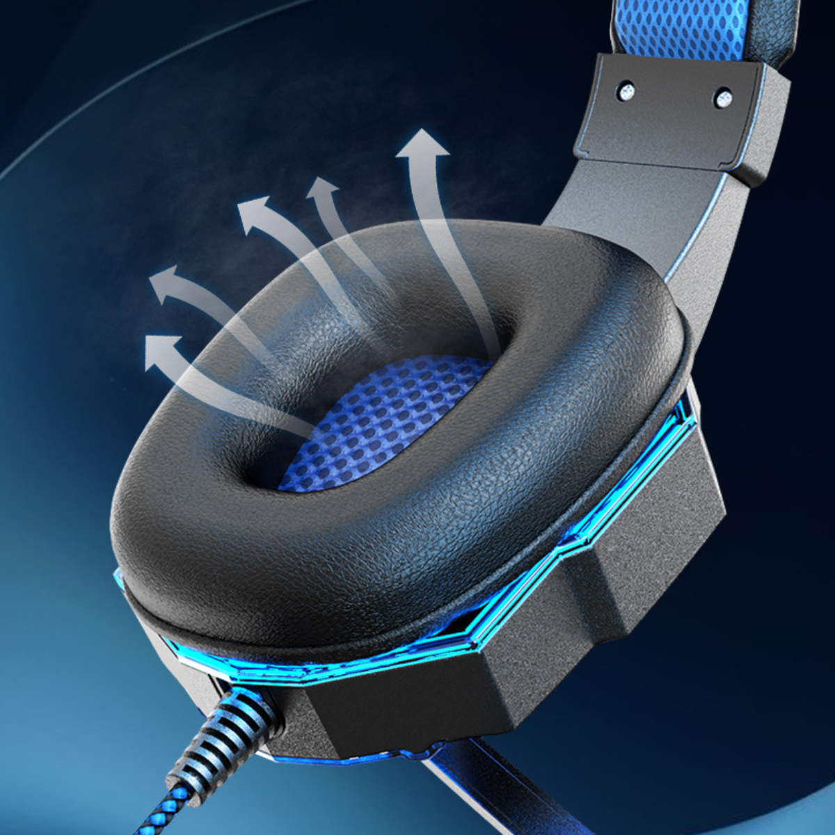 Nahaufnahme eines Gaming-Headsets mit blauen Akzenten und austretendem Dampf.