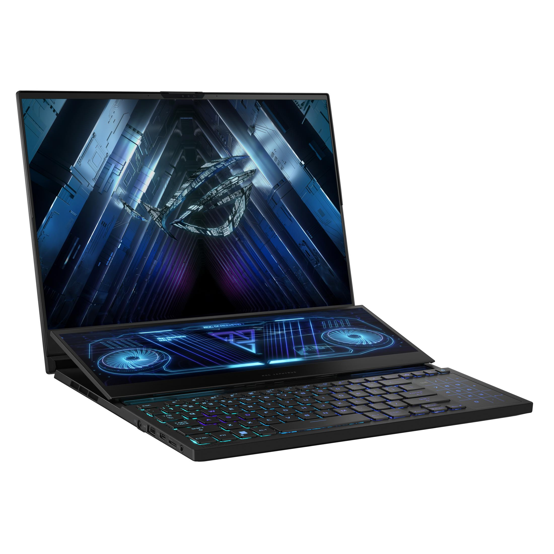 Laptop mit zwei offenen Bildschirmen, beleuchtete Tastatur, auf weißem Hintergrund.