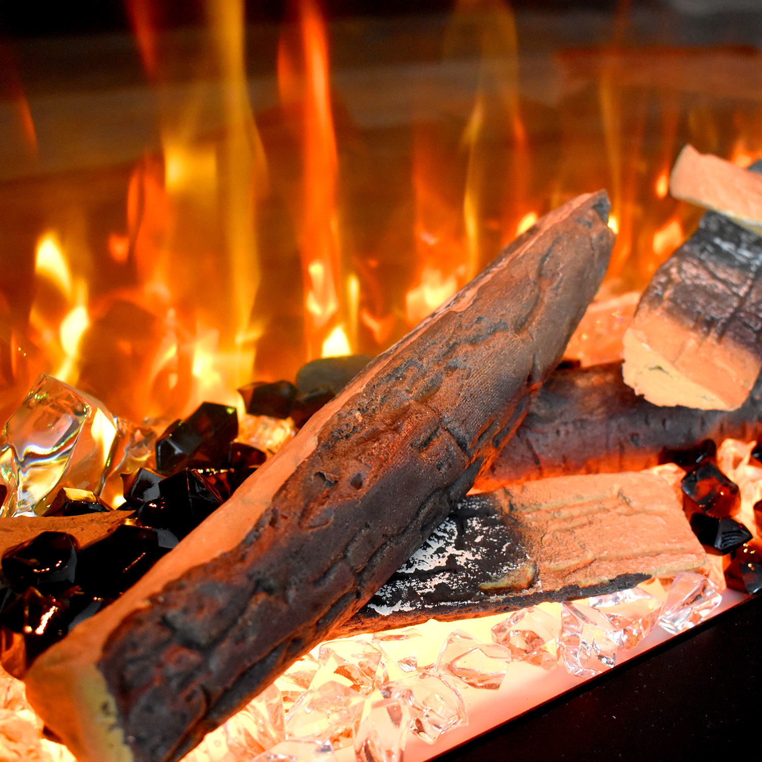 Nahaufnahme eines Kamins mit brennenden Holzscheiten, Glaskristallen und Flammen.