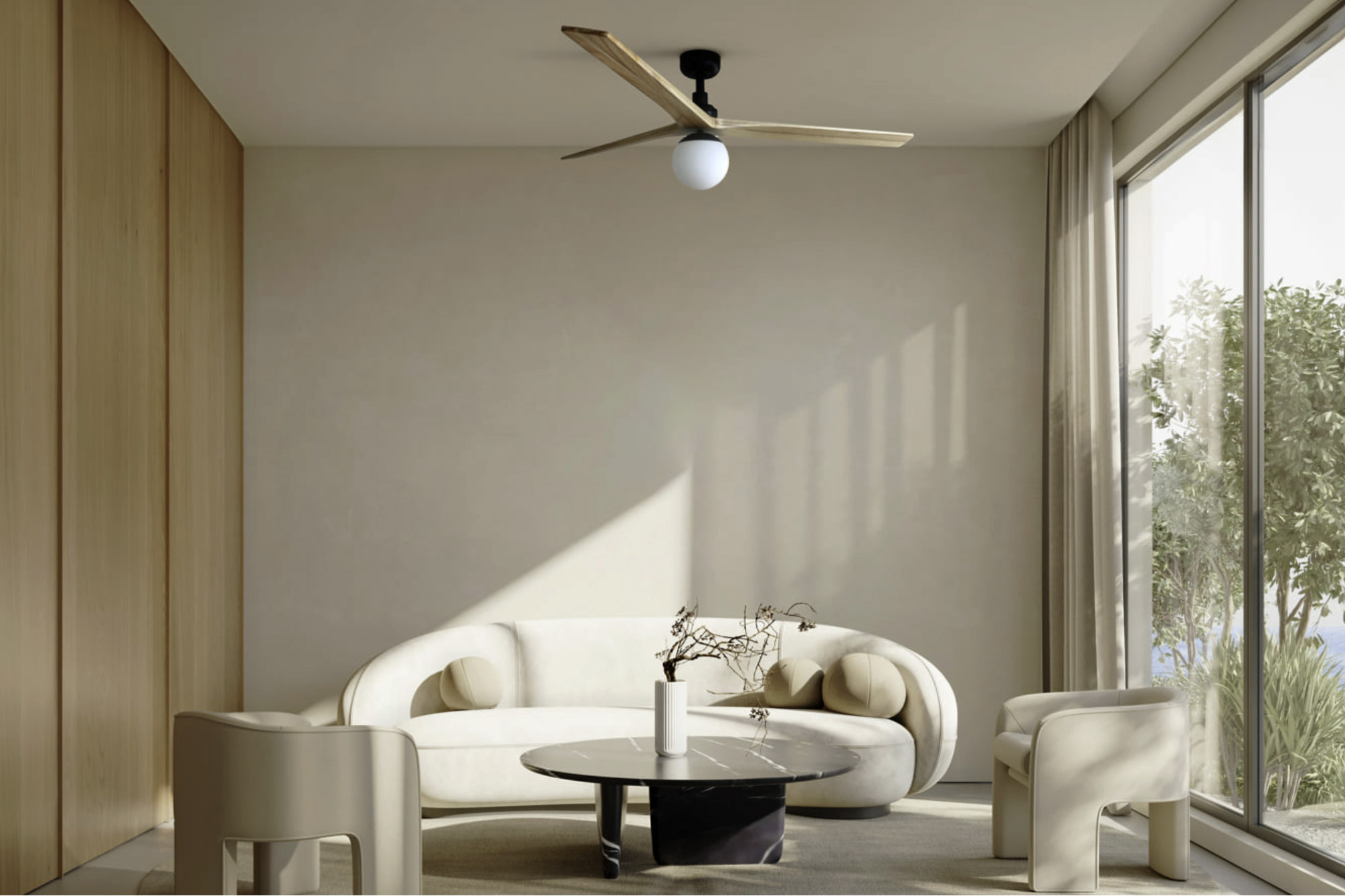 Ein Wohnzimmer mit Sofa, Stühlen, einem Couchtisch und einem Deckenventilator.