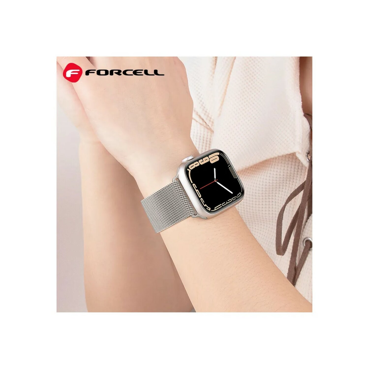 Das Handgelenk einer Person mit einer silbernen Uhr und einem Mesh-Armband. Die Uhr zeigt eine digitale Oberfläche.