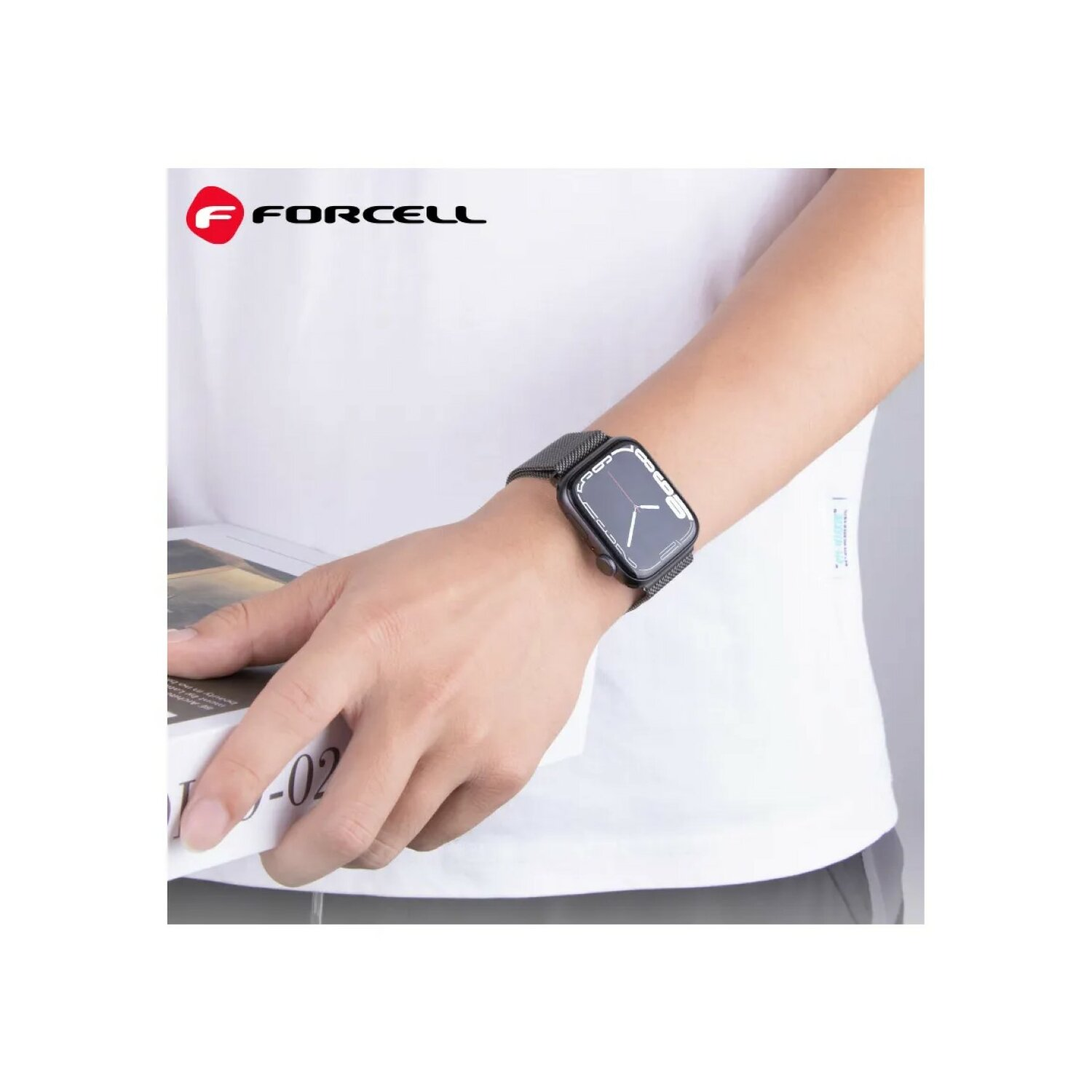 Person trägt schwarze Smartwatch. Weißes Hemd. Weißer Hintergrund. Forcell-Logo.