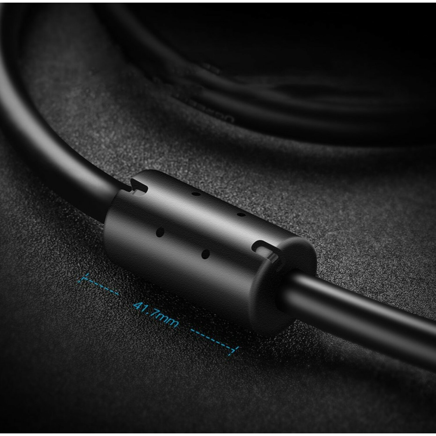 Zbliżenie czarnego kabla z walcem i oznaczeniami pomiarowymi.