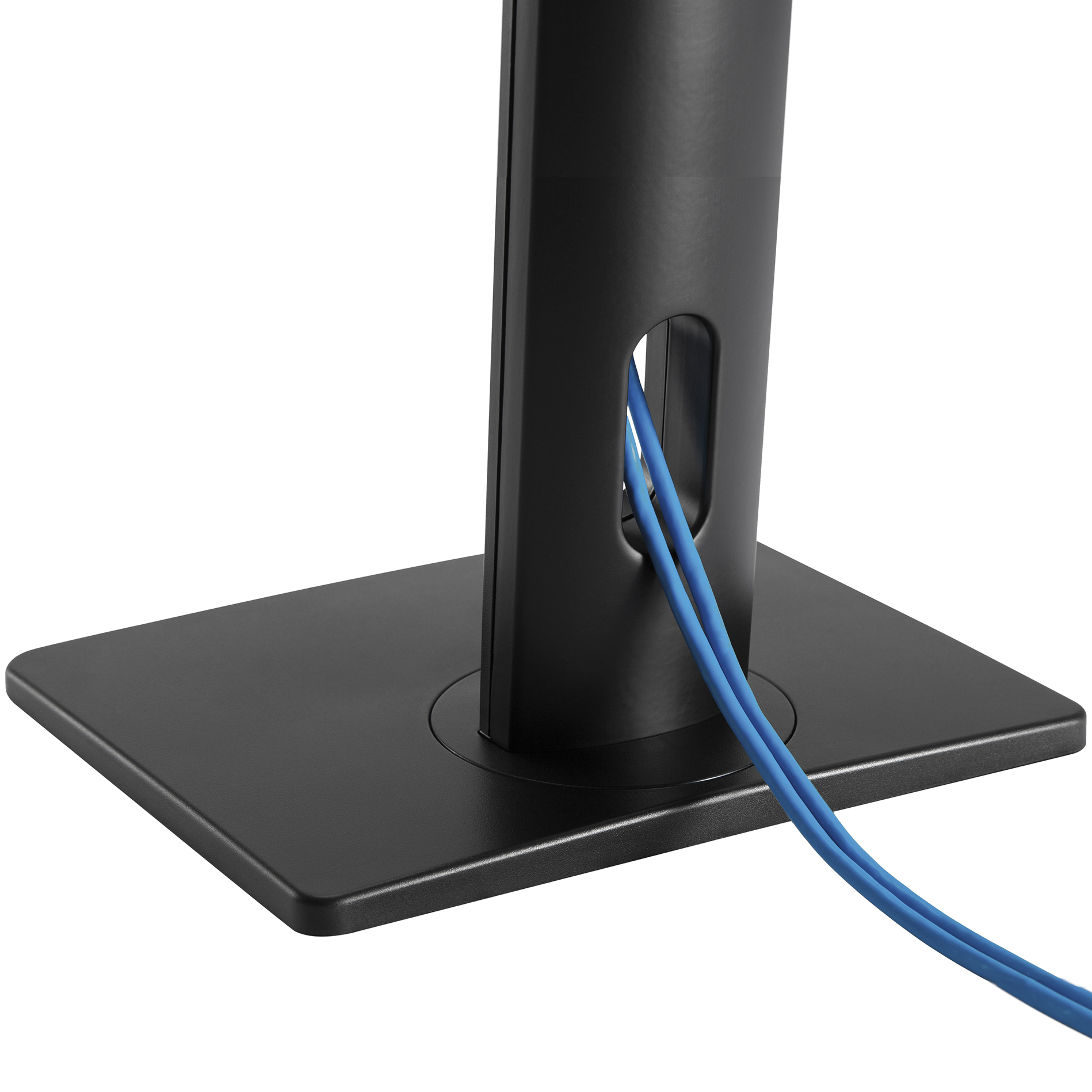 Schwarzer Computermonitorständer. Blaue Kabel gehen durch das Loch.