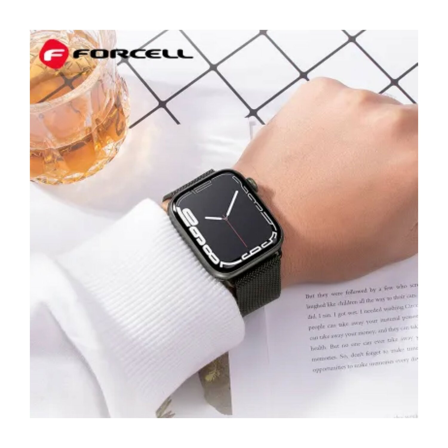 Eine Person, die eine Smartwatch mit einem dunkelgrünen Armband trägt.