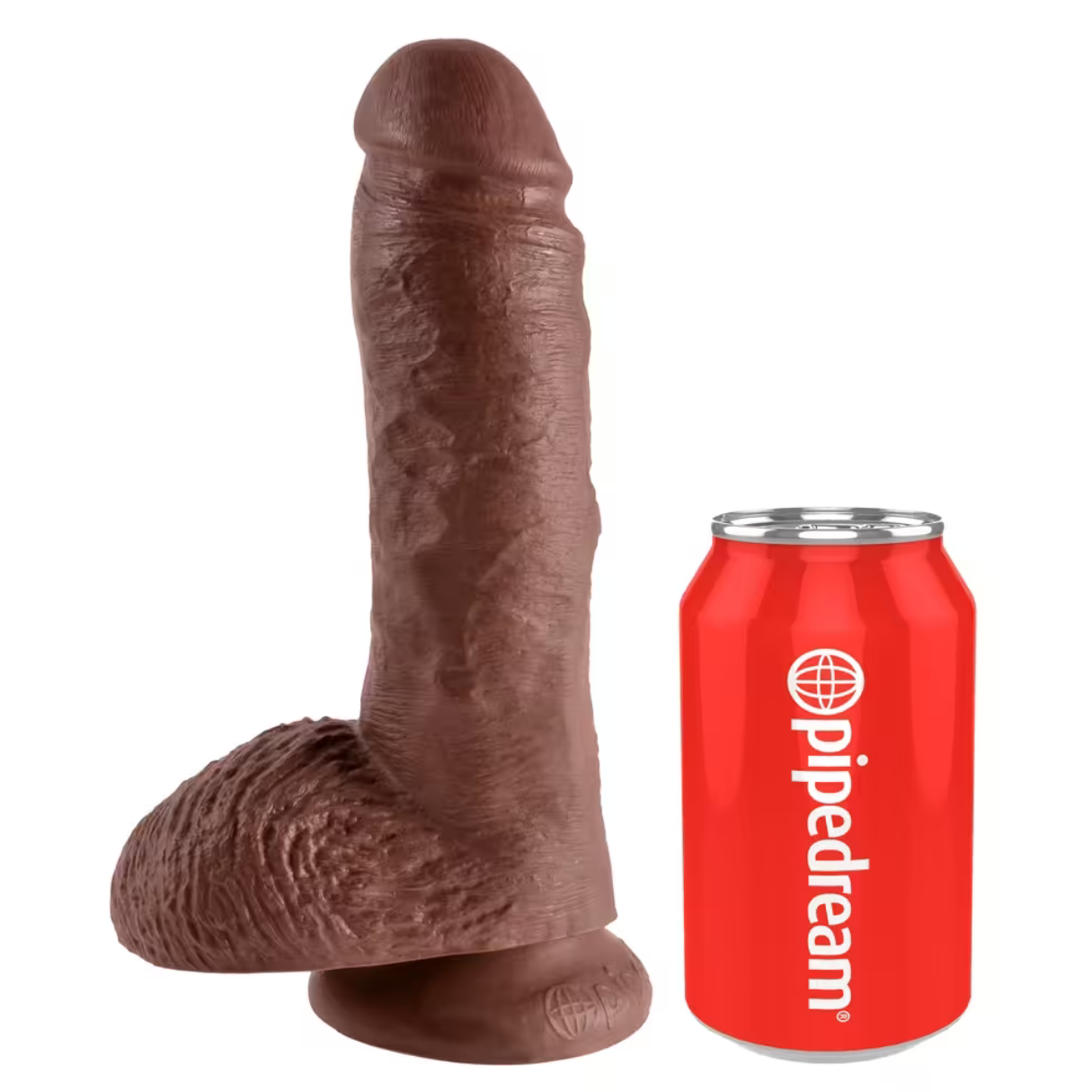Ein großer, brauner Dildo neben einer Pipedream-Marken-Soda-Dose. Der Dildo ist strukturiert.
