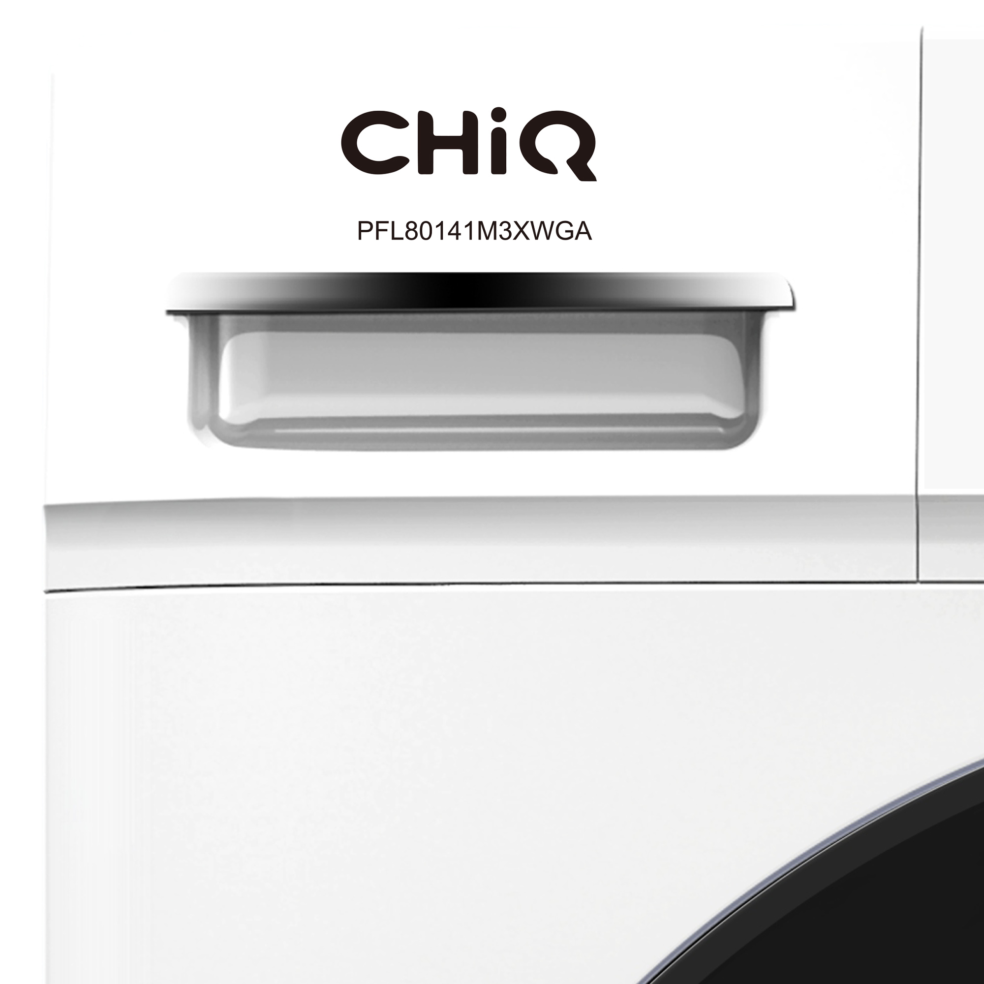 Ein weißer Kühlschrank mit dem schwarzen Logo CHiQ oben und einem Griff in der Mitte.