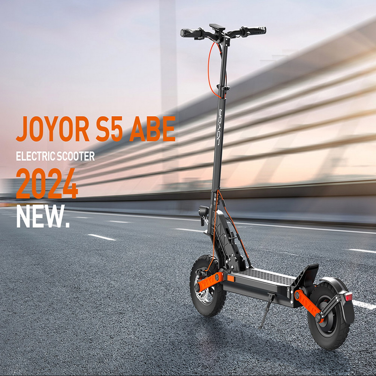 JOYOR S5 ABE Elektroroller auf der Straße.