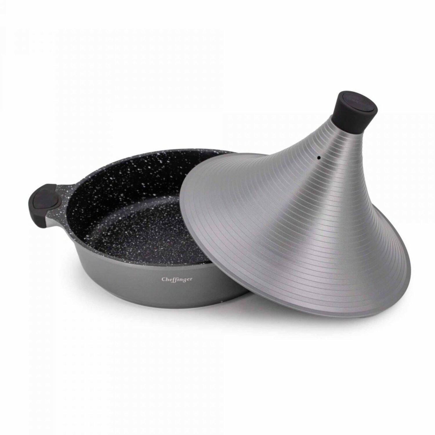 Silberner Tagine-Kochtopf, offen, auf weißer Oberfläche.