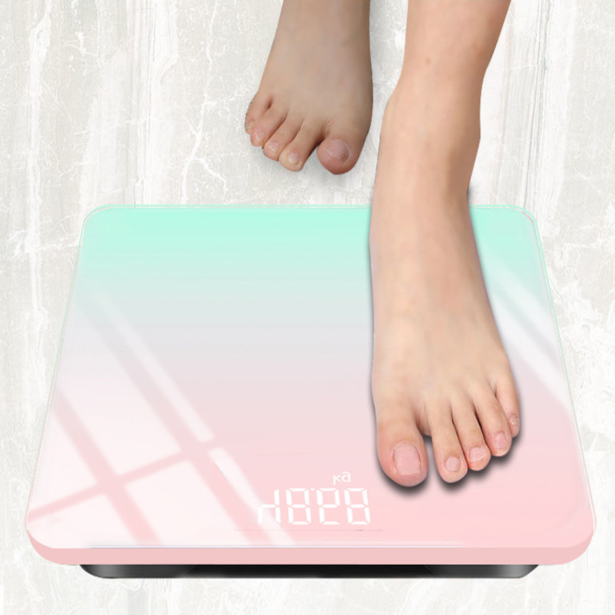 Füße einer Person auf einer rosa-grünen Waage, die 182,8 kg anzeigt.