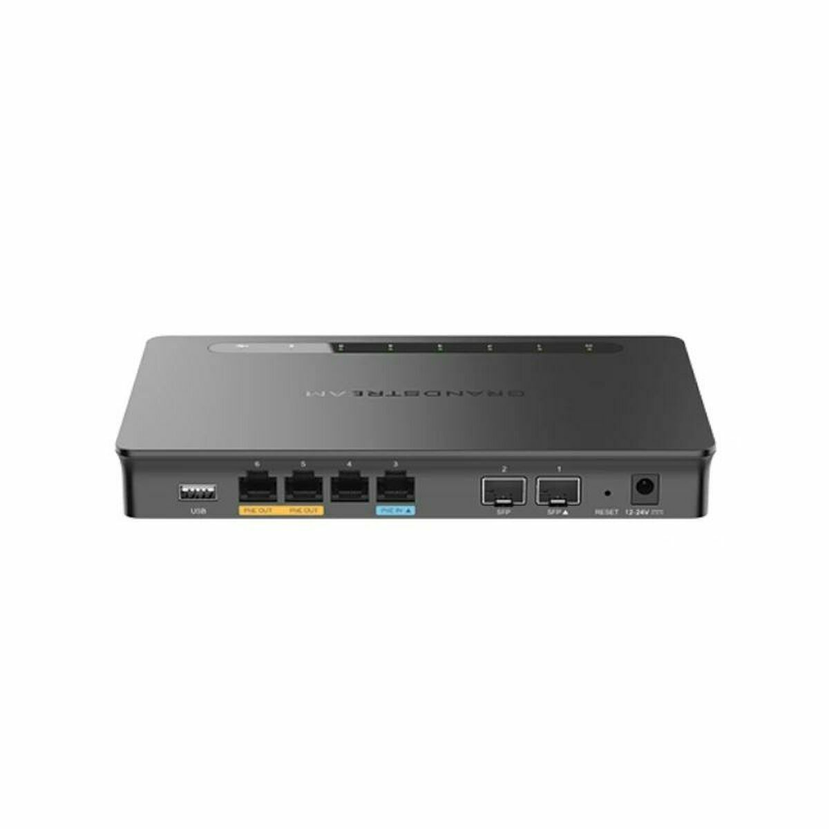 Dispositivo de red gris con puertos y etiquetas. Fondo blanco. Vista superior. USB, Ethernet.